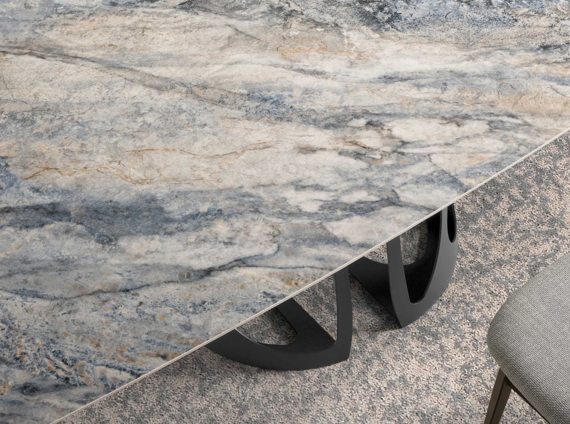 Tavolo da pranzo barile ovale marmo porcellanato e acciaio nero