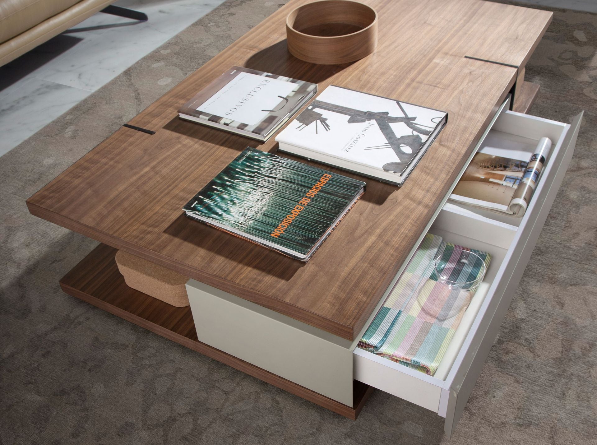 Tavolino rettangolare in noce, legno beige e acciaio nero