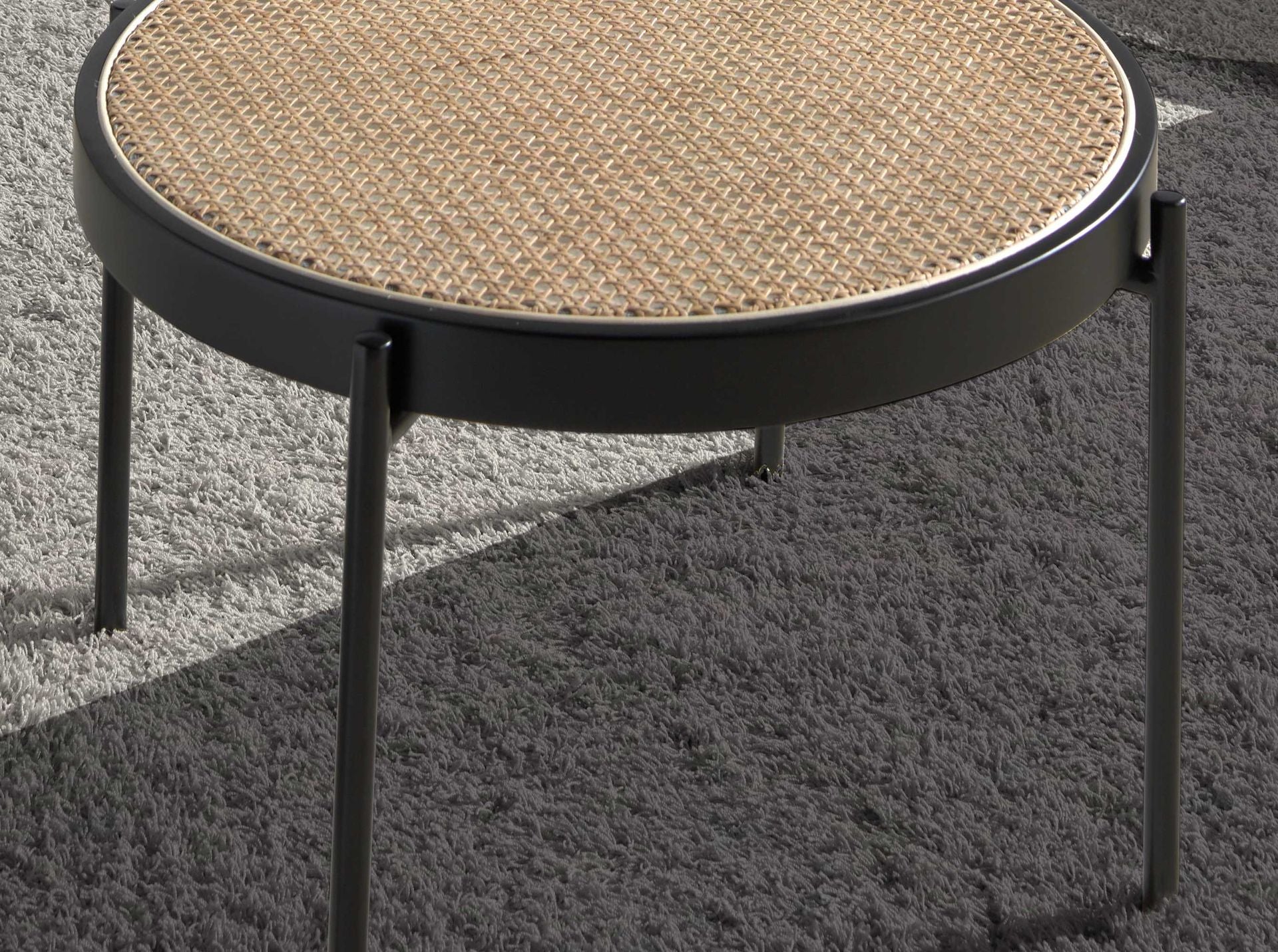Tavolino rotondo in rattan, legno nero e acciaio nero
