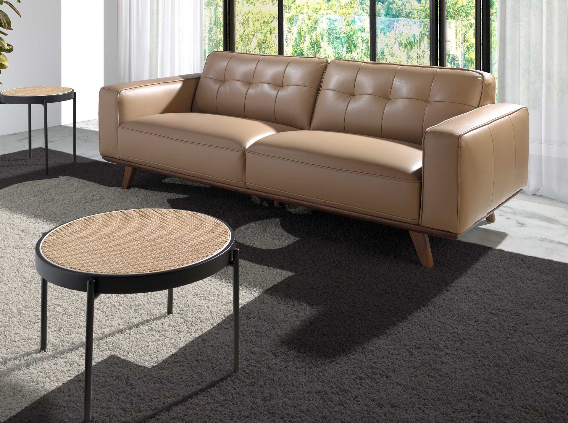 Tavolino rotondo in rattan, legno nero e acciaio nero