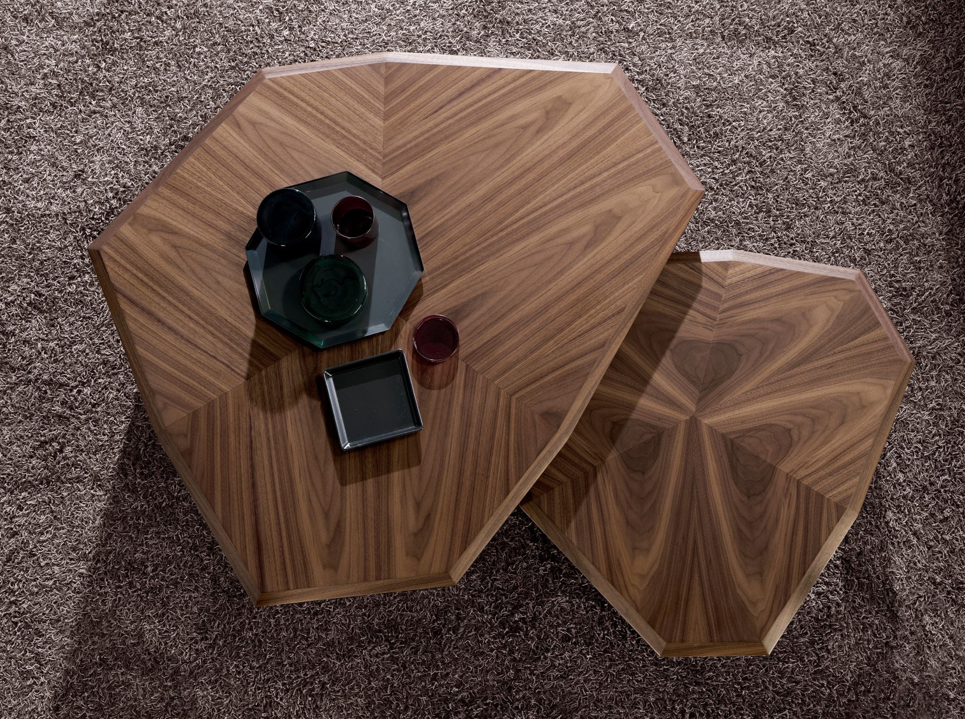 Tavolino asimmetrico in noce e pvc nero