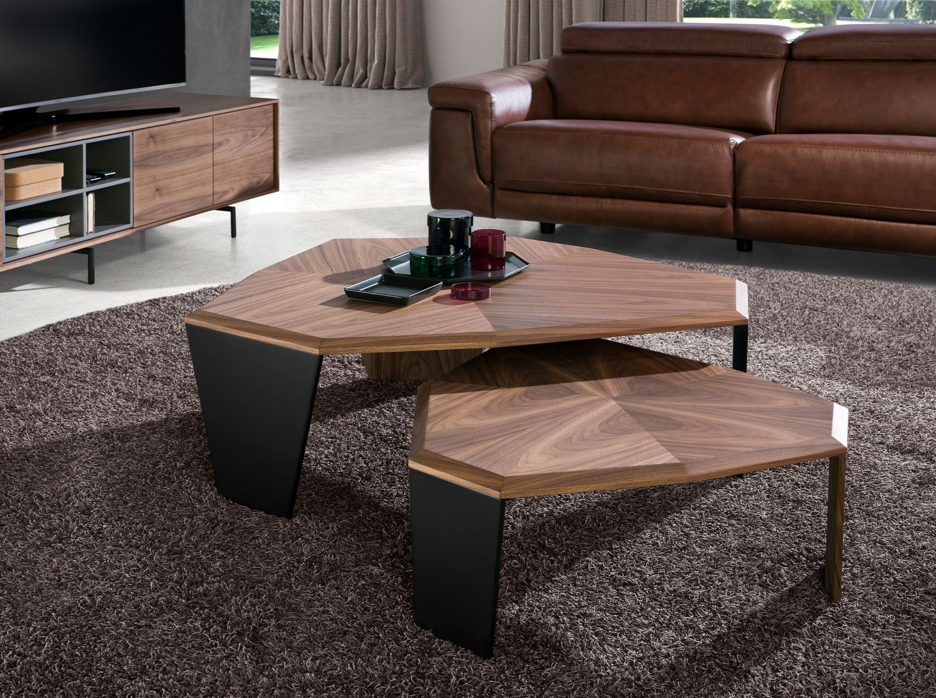 Tavolino asimmetrico in noce e pvc nero