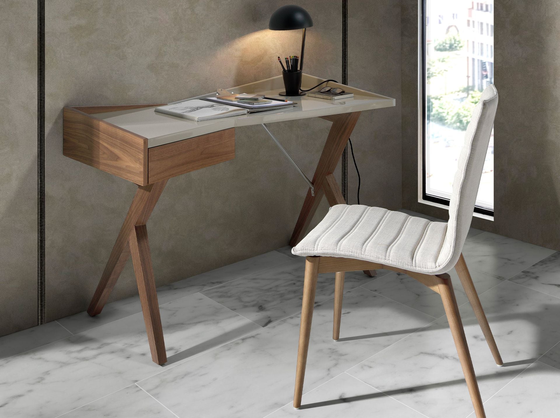 Scrivania in noce con piano in legno grigio