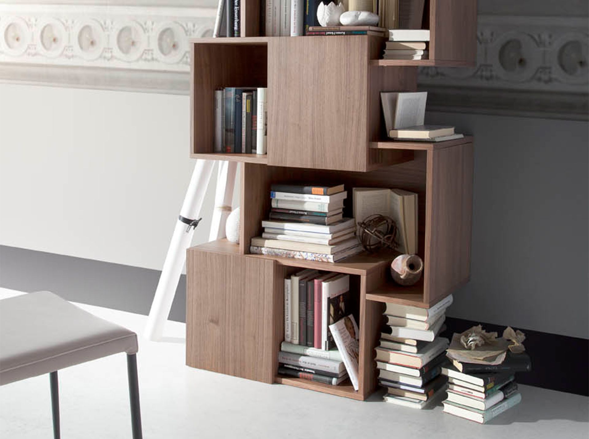 Scaffale in legno di noce con ante