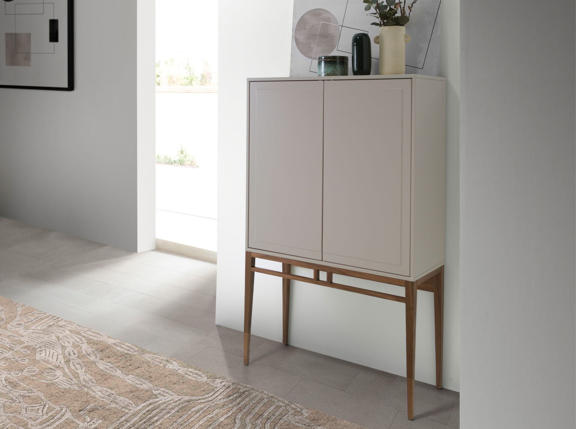 Credenza alta beige e noce