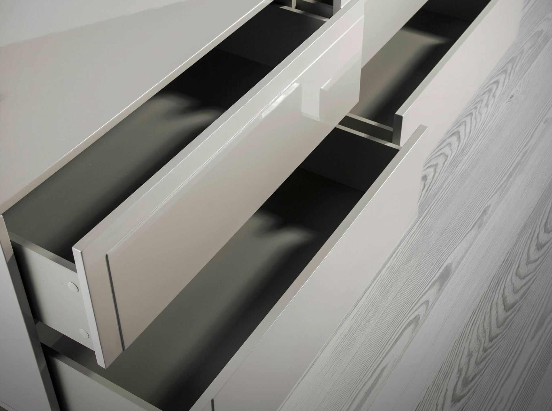 Credenza in legno beige e noce