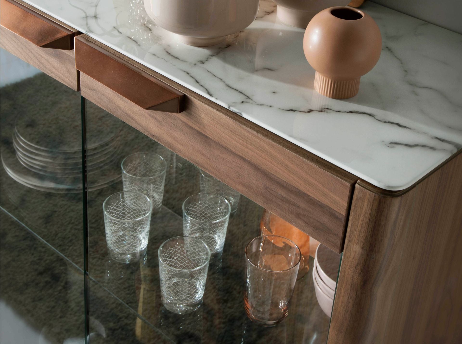 Credenza alta in noce con piano in vetro finto marmo e illuminazione interna