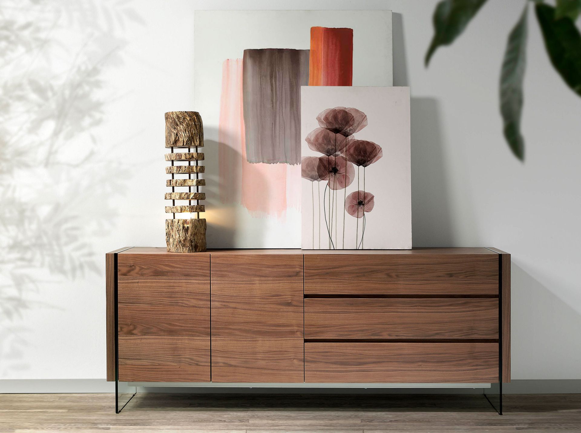 Credenza in noce e vetro temperato