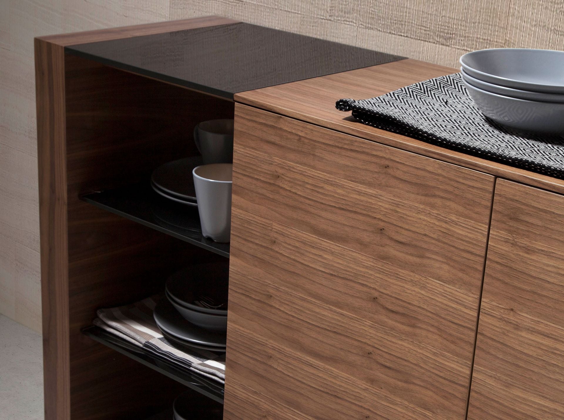 Credenza noce, acciaio spazzolato e piano in vetro nero