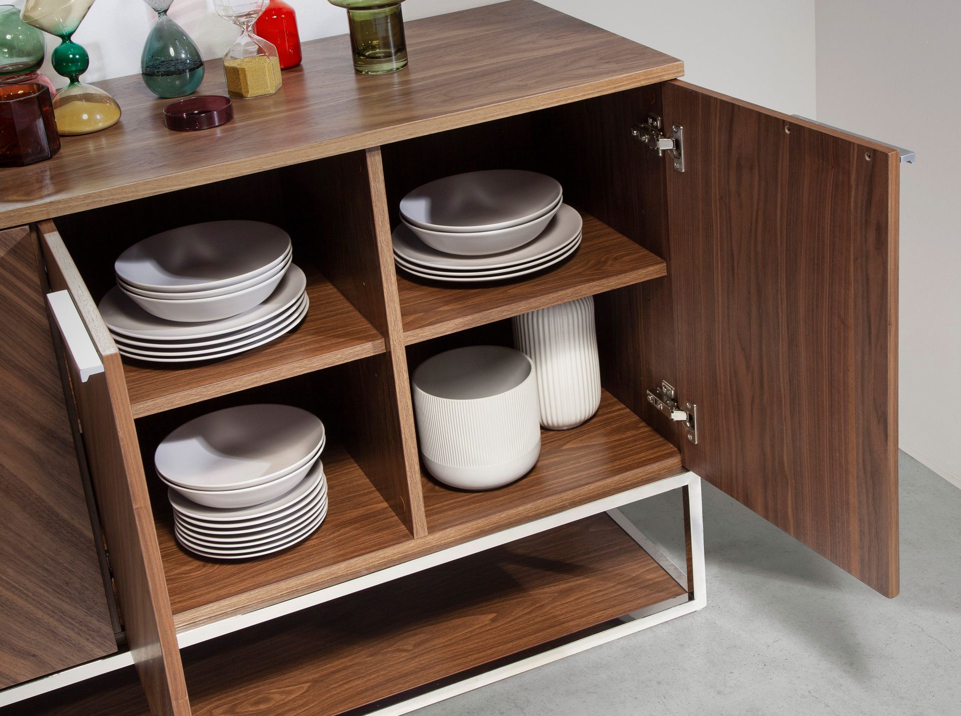 Credenza in noce e acciaio cromato