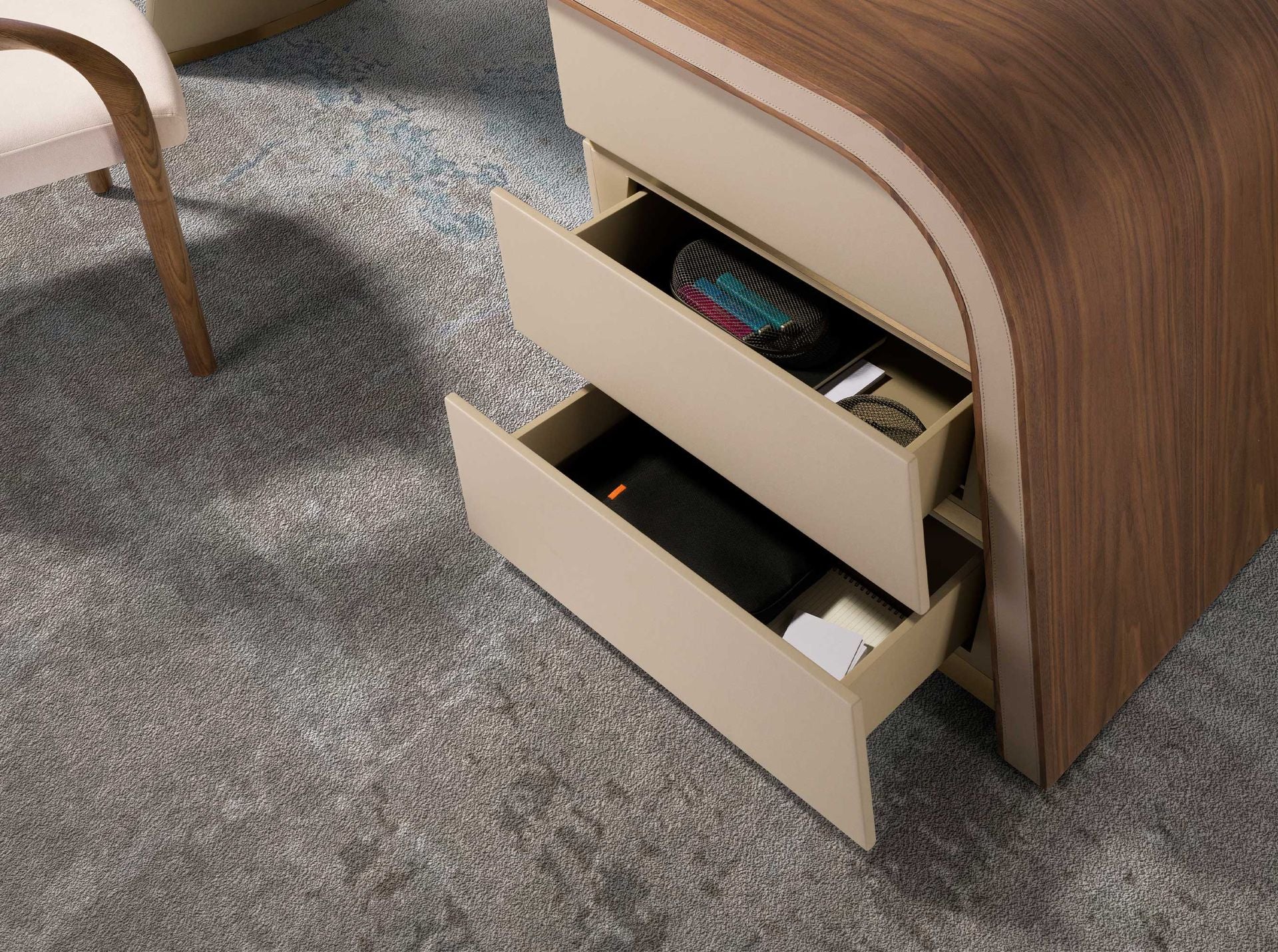 Scrivania in noce e legno rivestita in similpelle crema