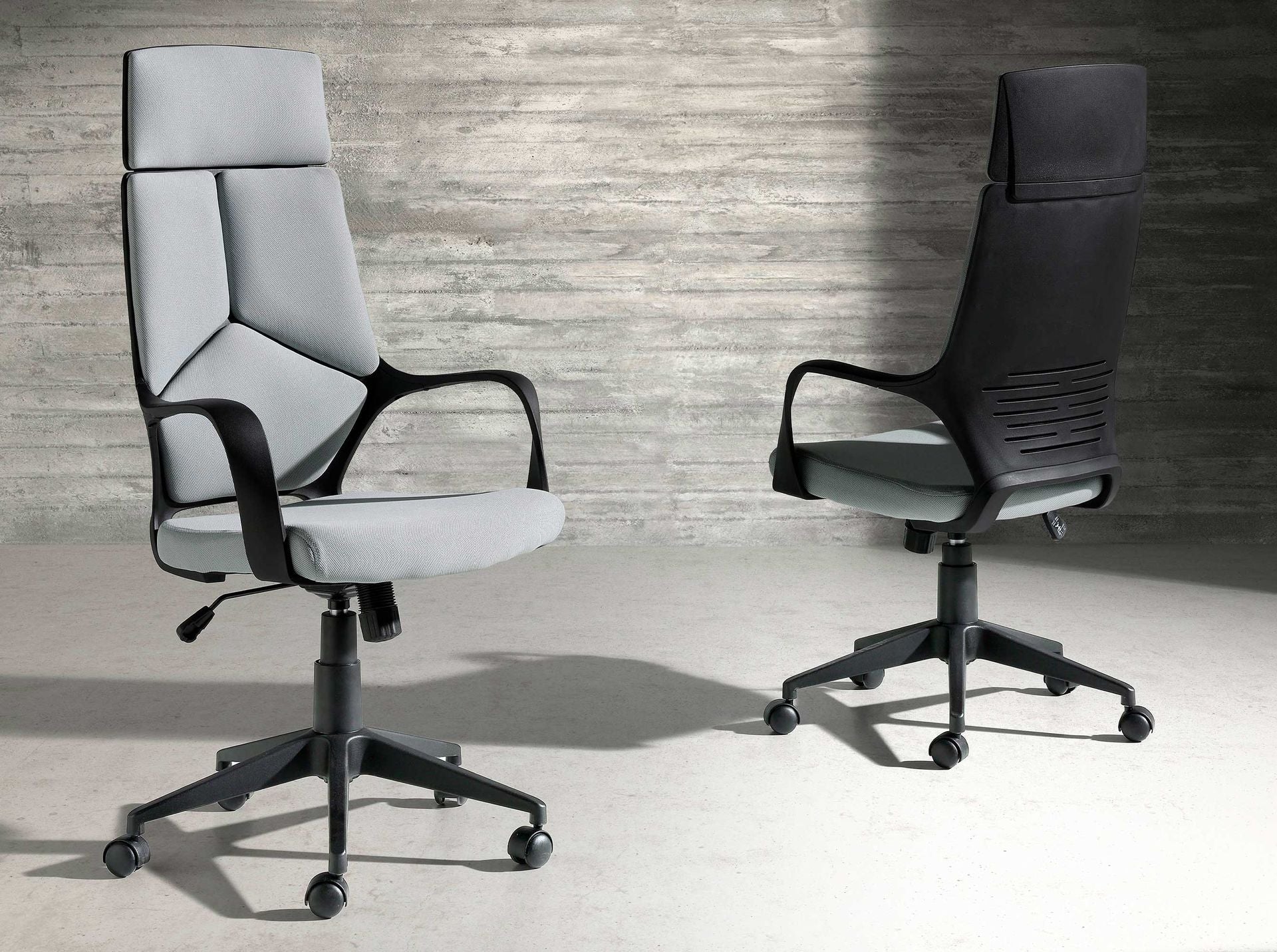 Sedia girevole da ufficio in tessuto grigio chiaro e pvc nero