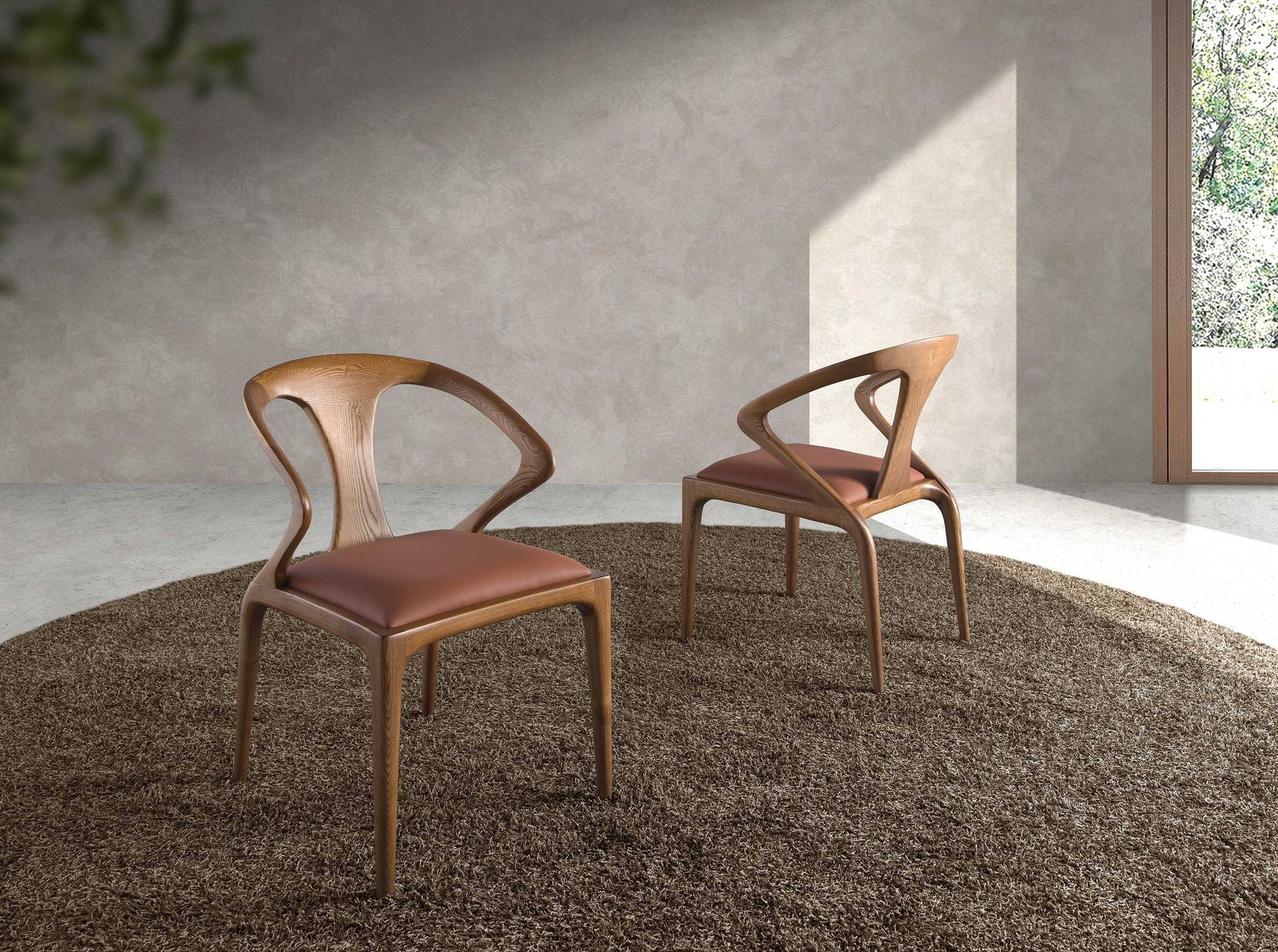 Sedia marrone in noce ed similipelle