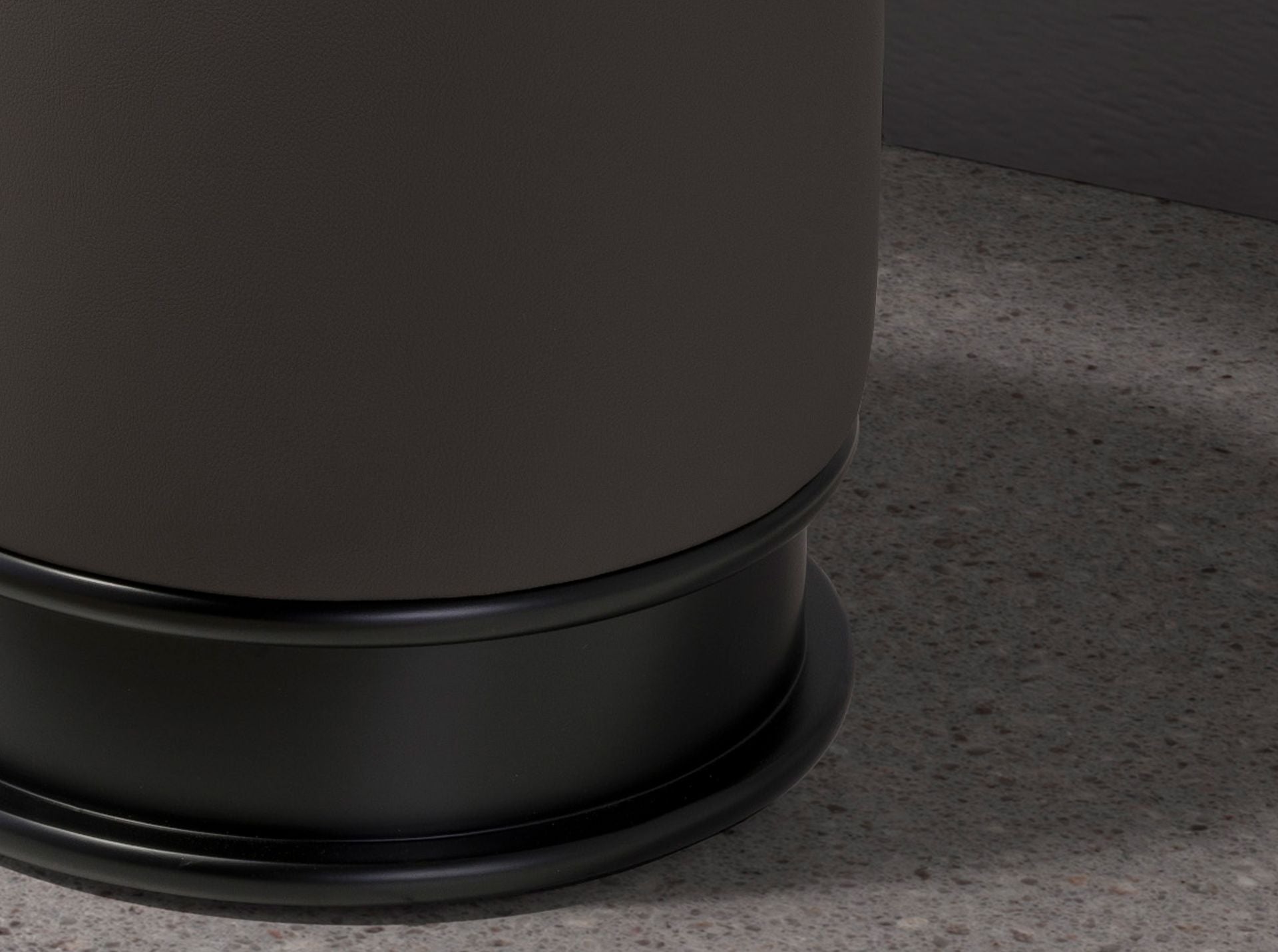 Pouf in similipelle grigio scuro