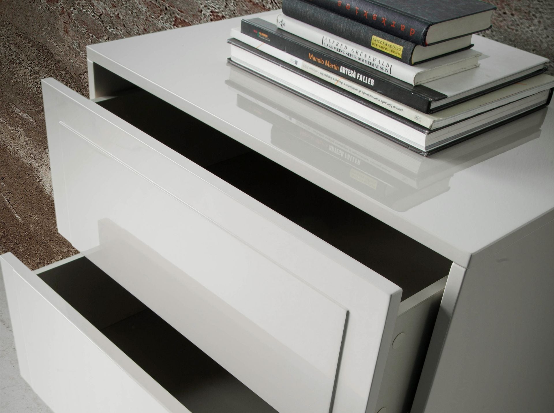 Chiffoniera in legno beige e noce