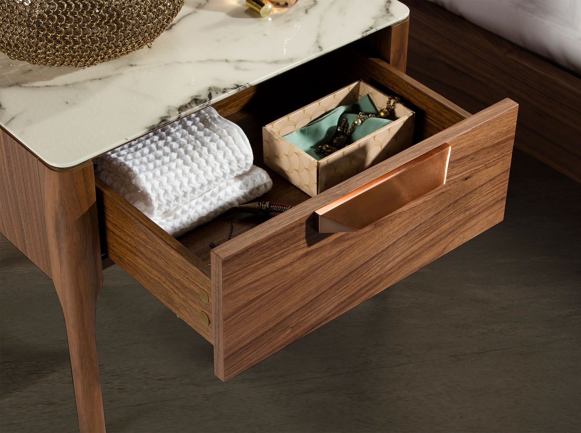 Comodino in noce con piano in vetro finto marmo e illuminazione interna