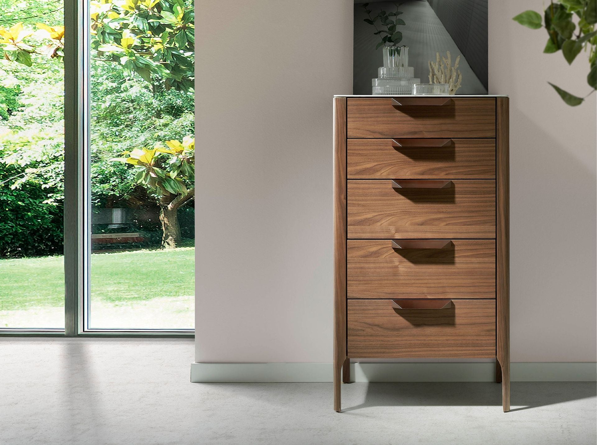 Chiffoniere in noce con piano in vetro effetto marmo