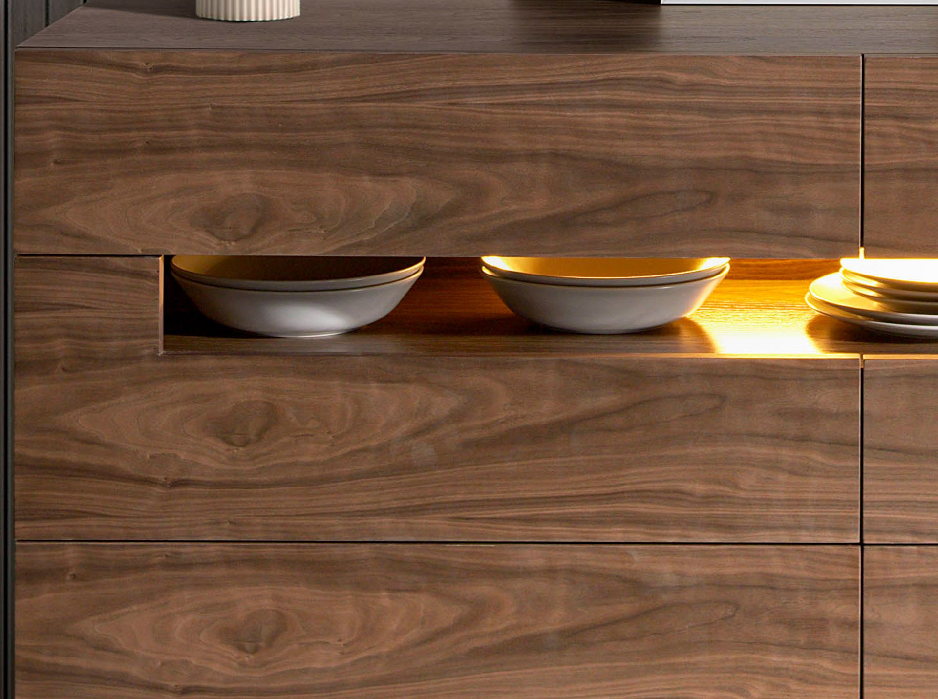 Credenza in noce e acciaio lucido con illuminazione interna