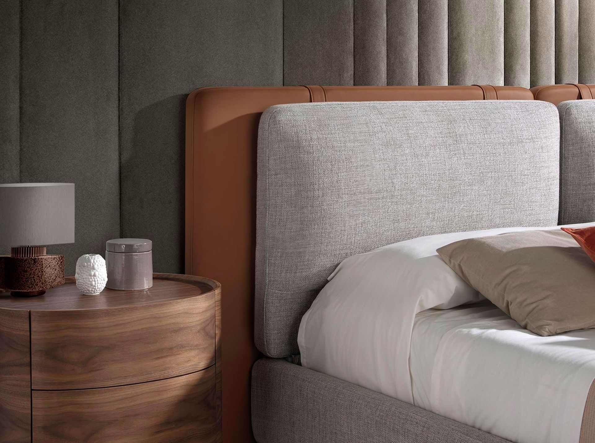 Letto in ecopelle marrone e tessuto grigio