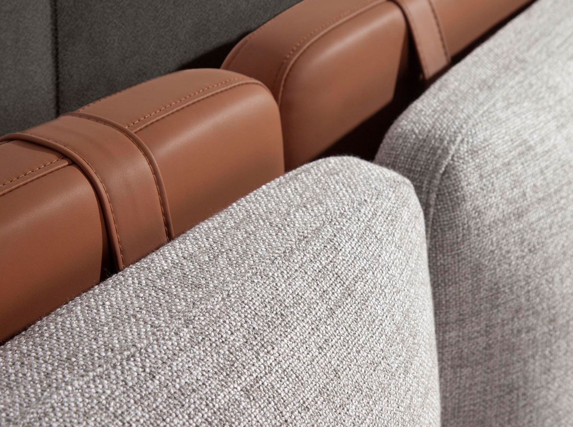 Letto in ecopelle marrone e tessuto grigio
