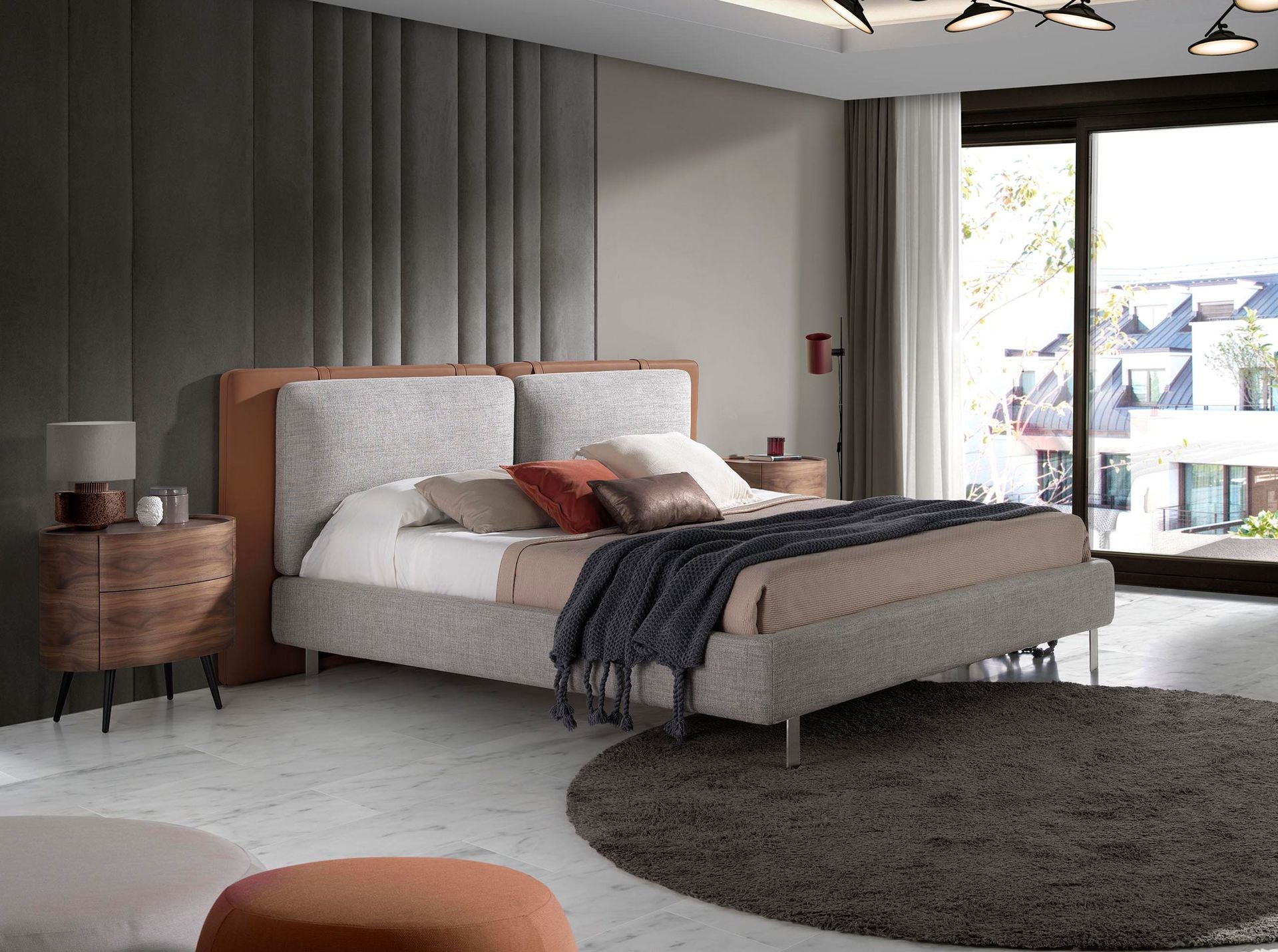 Letto in ecopelle marrone e tessuto grigio