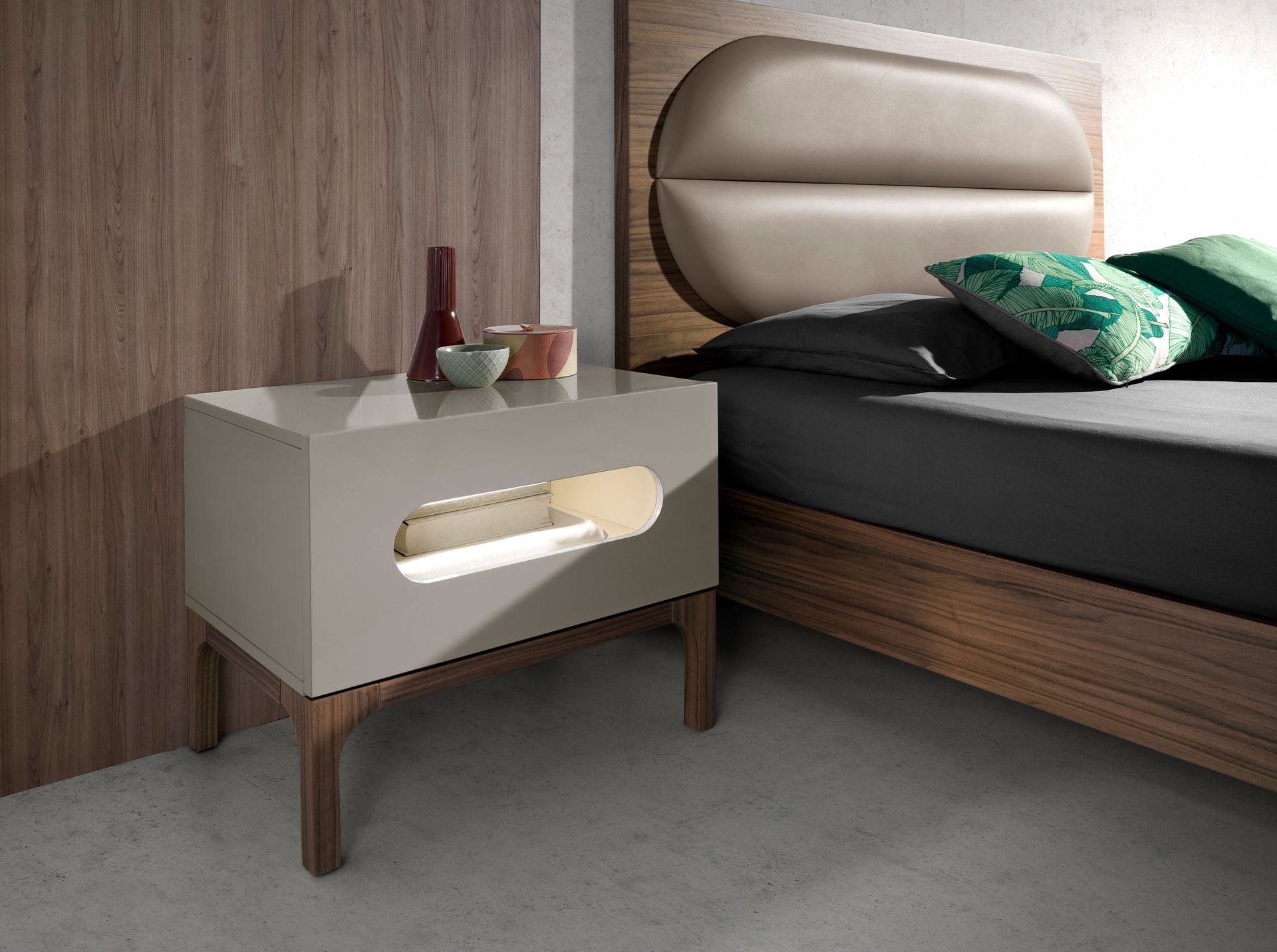 Comodino in legno grigio e noce con illuminazione interna