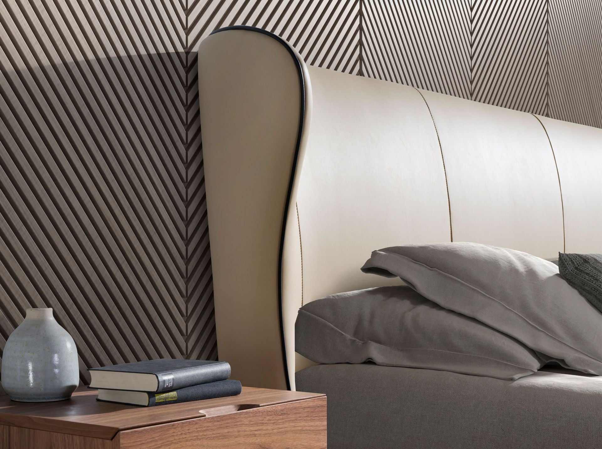 Letto in similpelle crema