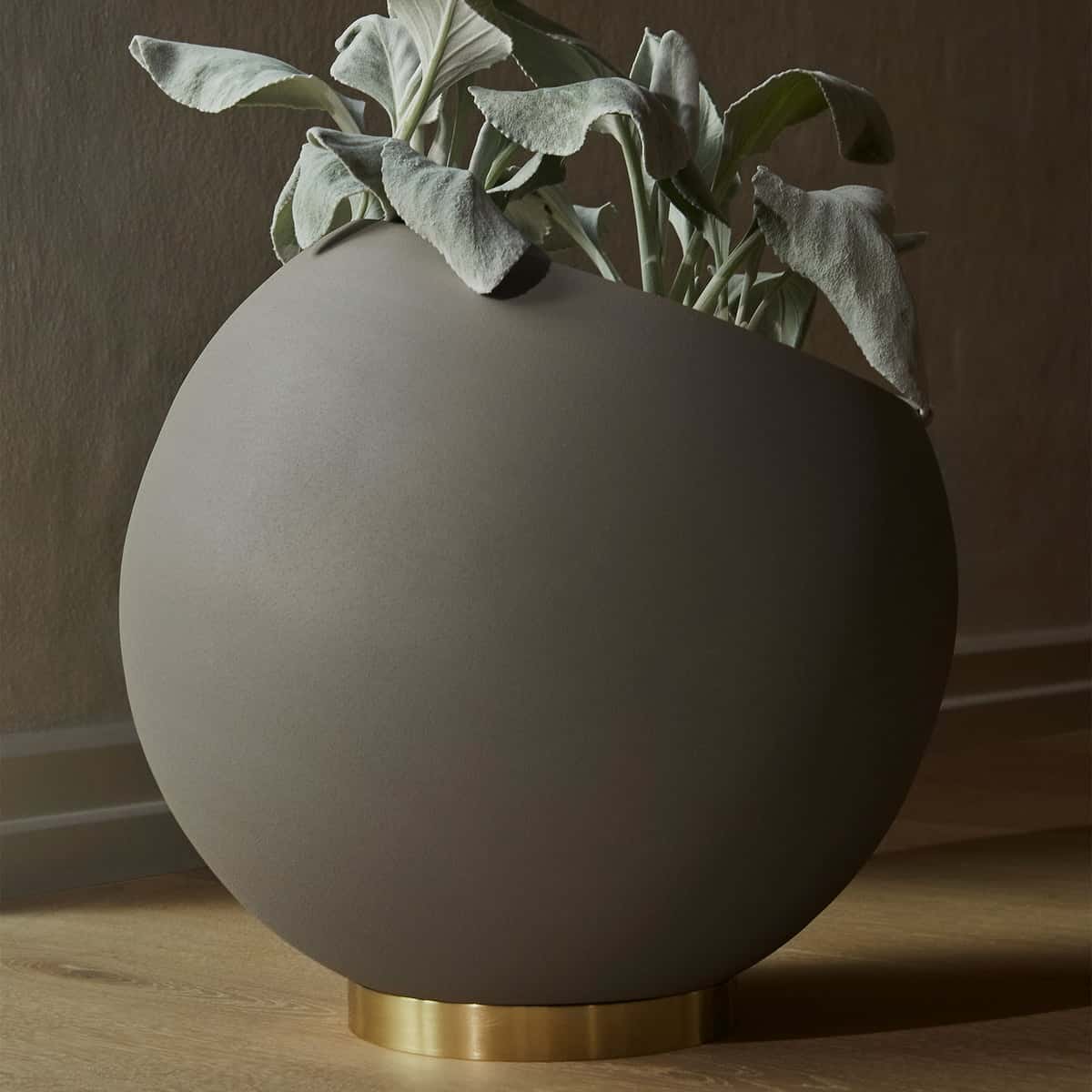 AYTM-Globe-Blumentopf-taupe-Situation