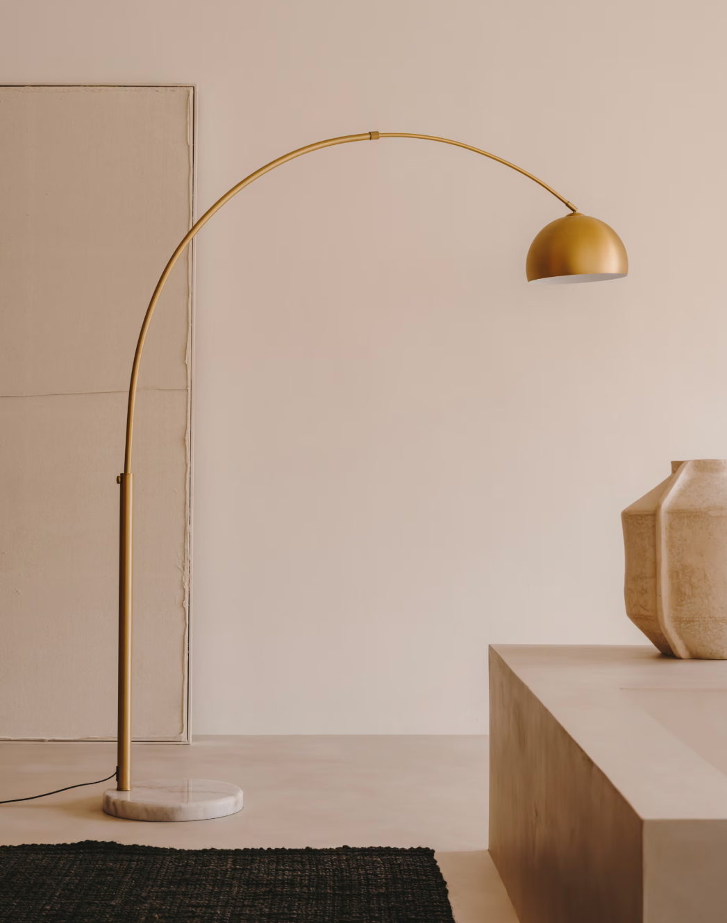 Lampada da terra Madali in metallo con finitura in ottone e marmo bianco