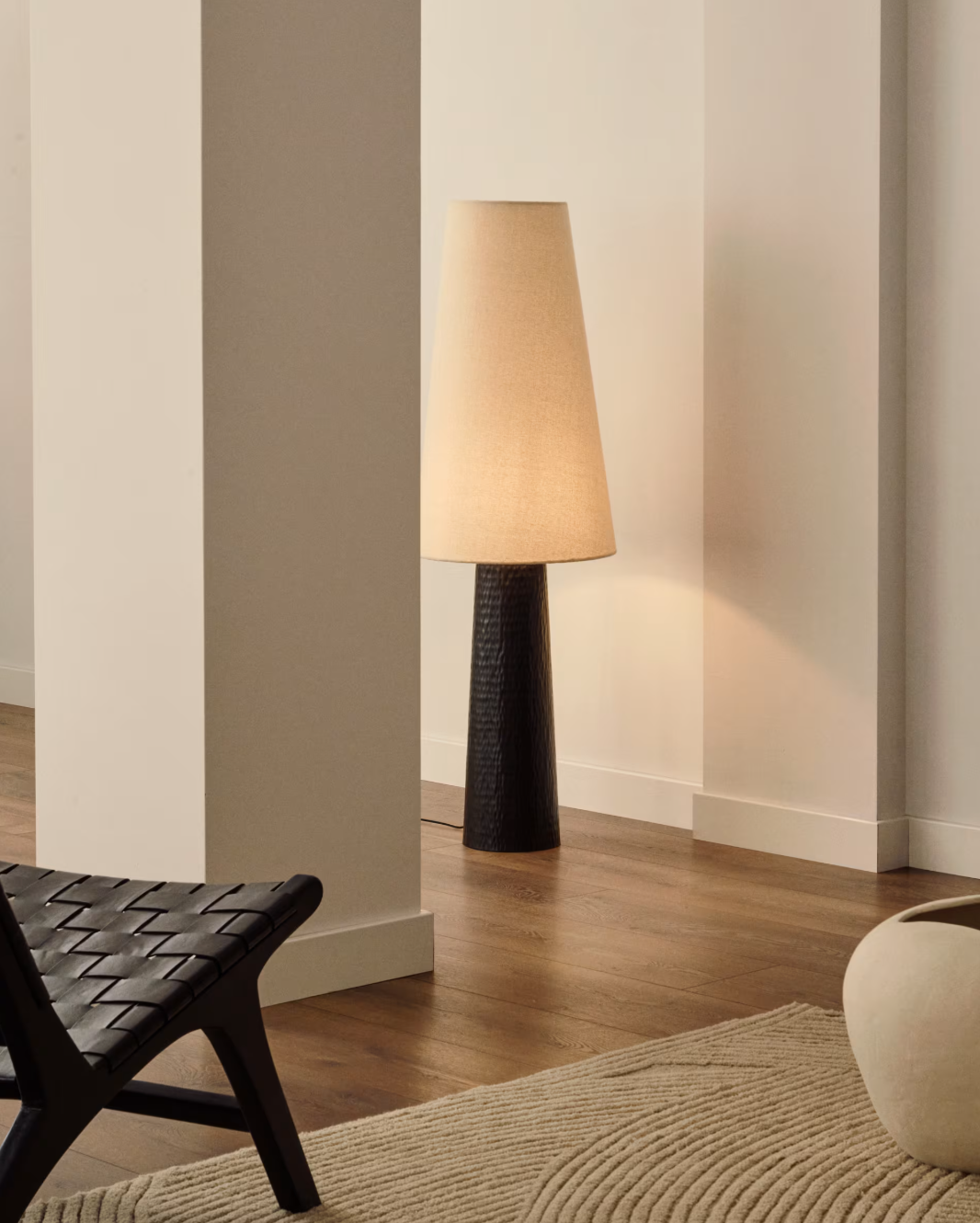 Lampada da terra Senni in metallo verniciato nero