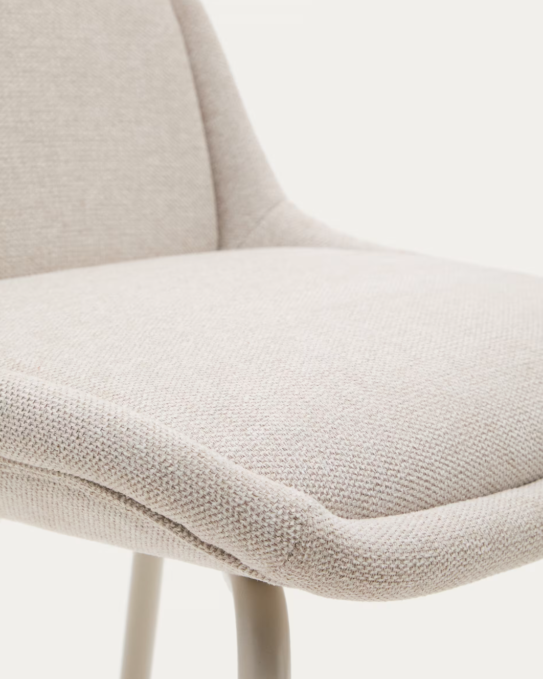 Sgabello AIMIN in ciniglia beige e gambe in acciaio con finitura verniciata beige h seduta 65cm