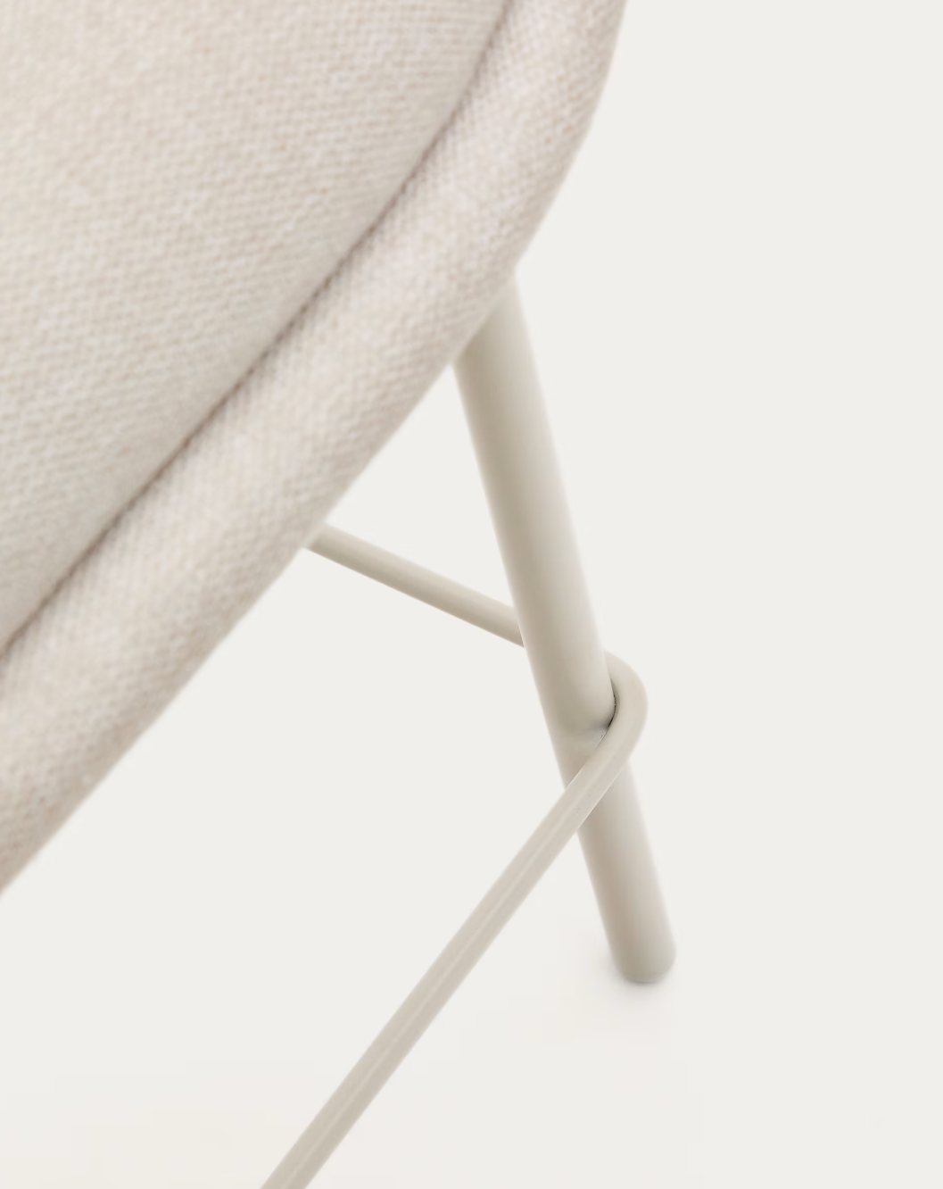 Sgabello AIMIN in ciniglia beige e gambe in acciaio con finitura verniciata beige h seduta 65cm