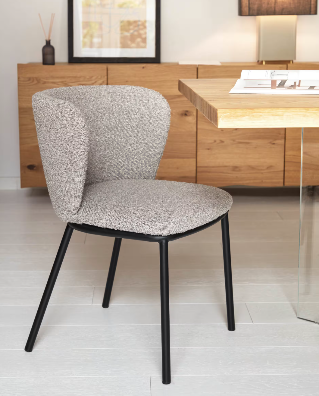 Sedia Ciselia in shearling grigio chiaro e gambe in acciaio con finitura nera FSC Mix Credit