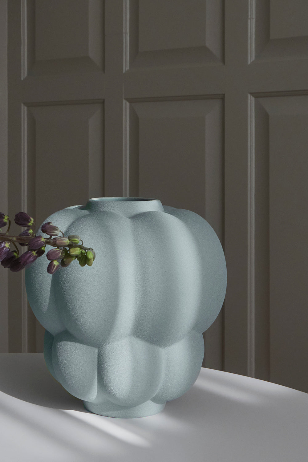 Vaso da ceramica UVA - Menta pallida - AYTM - Ø26xA28 CM