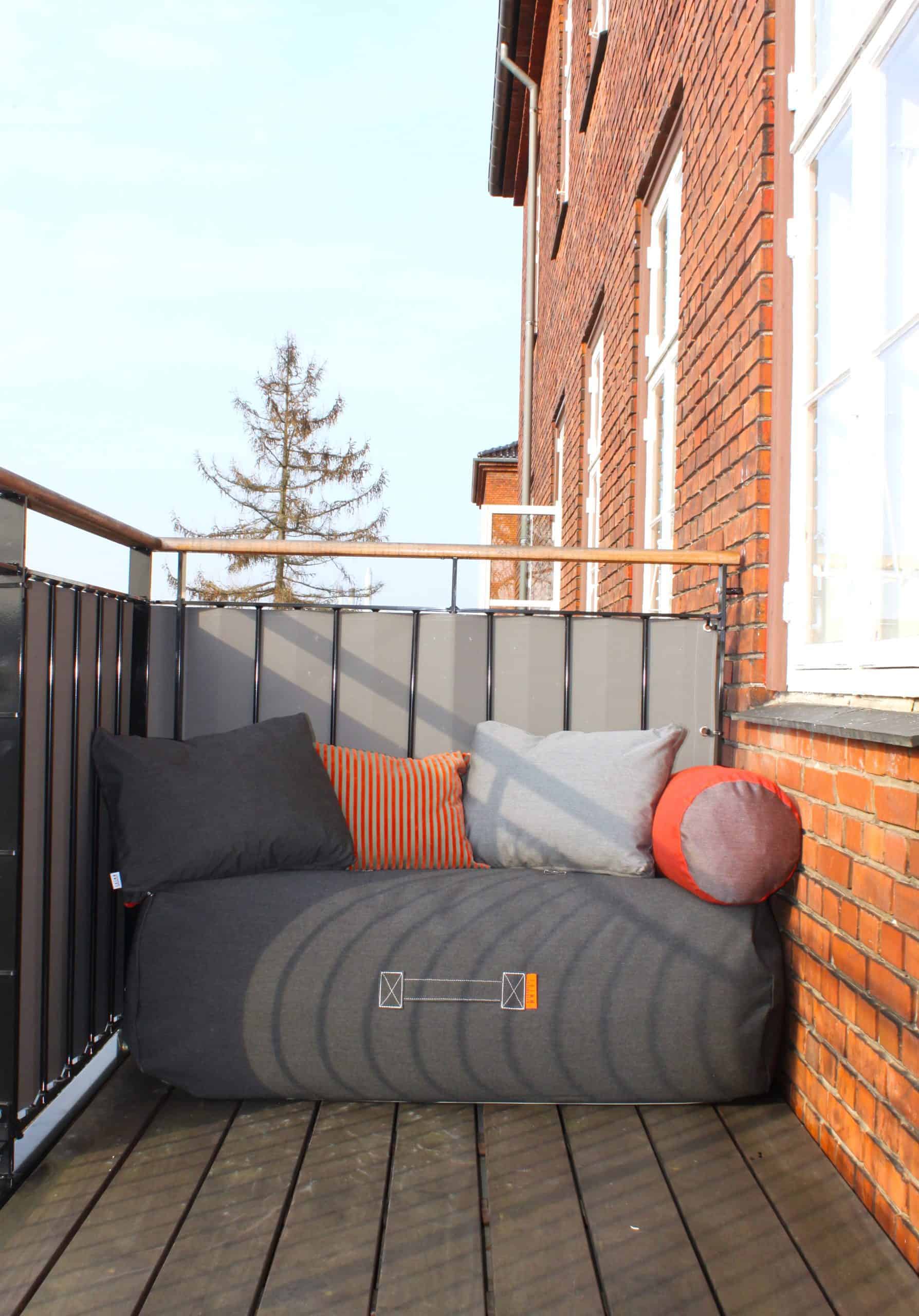 mini-rocket-graphite-tube-cushion-red-grey-graphite-small-cushion_26515034787_o