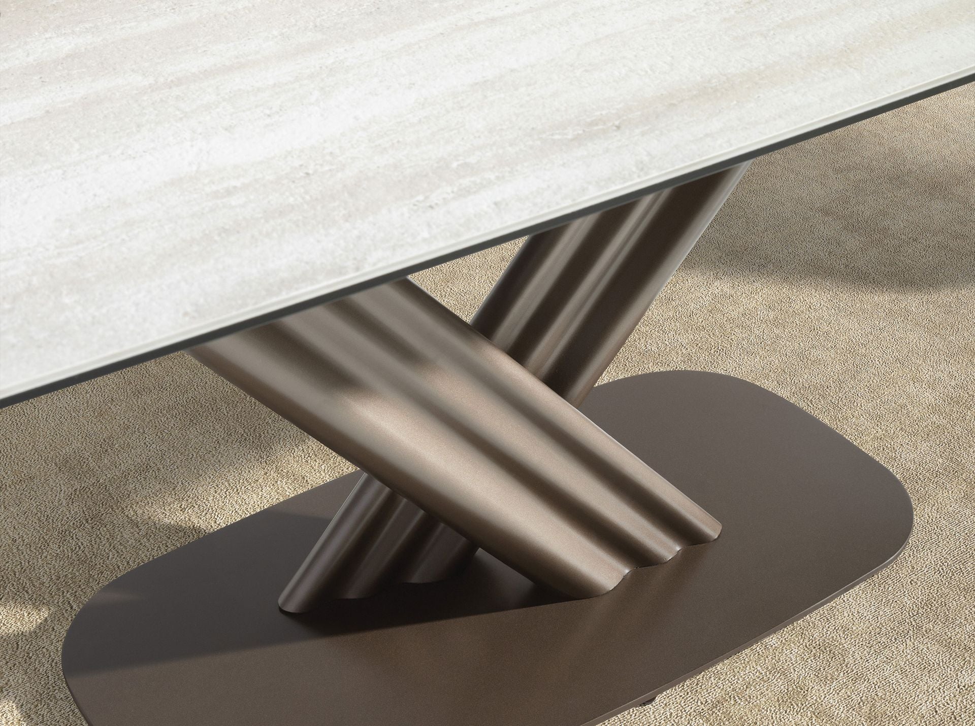 Tavolo da pranzo allungabile ovale a botte in marmo porcellanato e acciaio color marrone scuro metallizzato