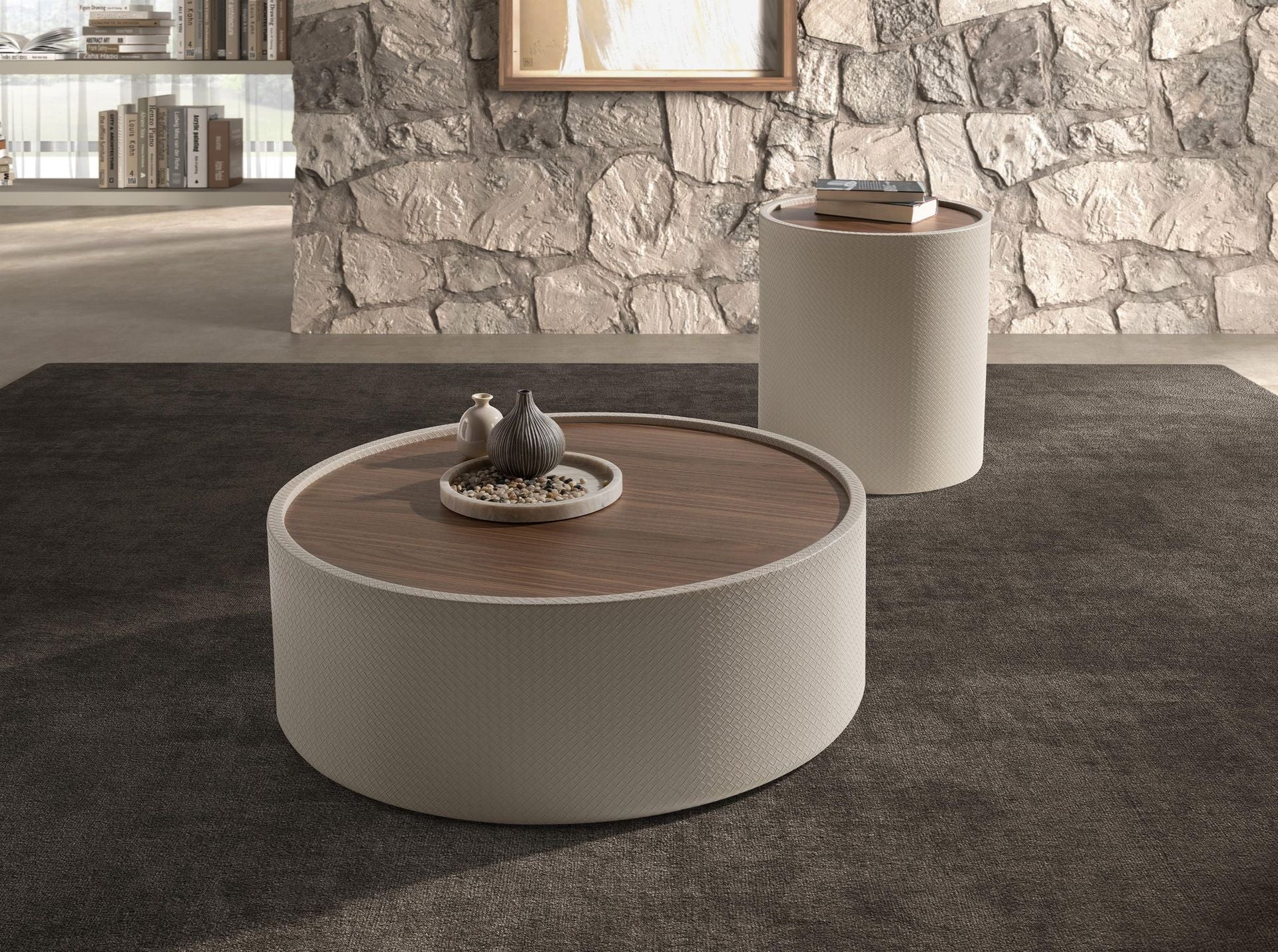 Tavolino da caffè rotondo in noce e legno rivestito in similpelle color sabbia