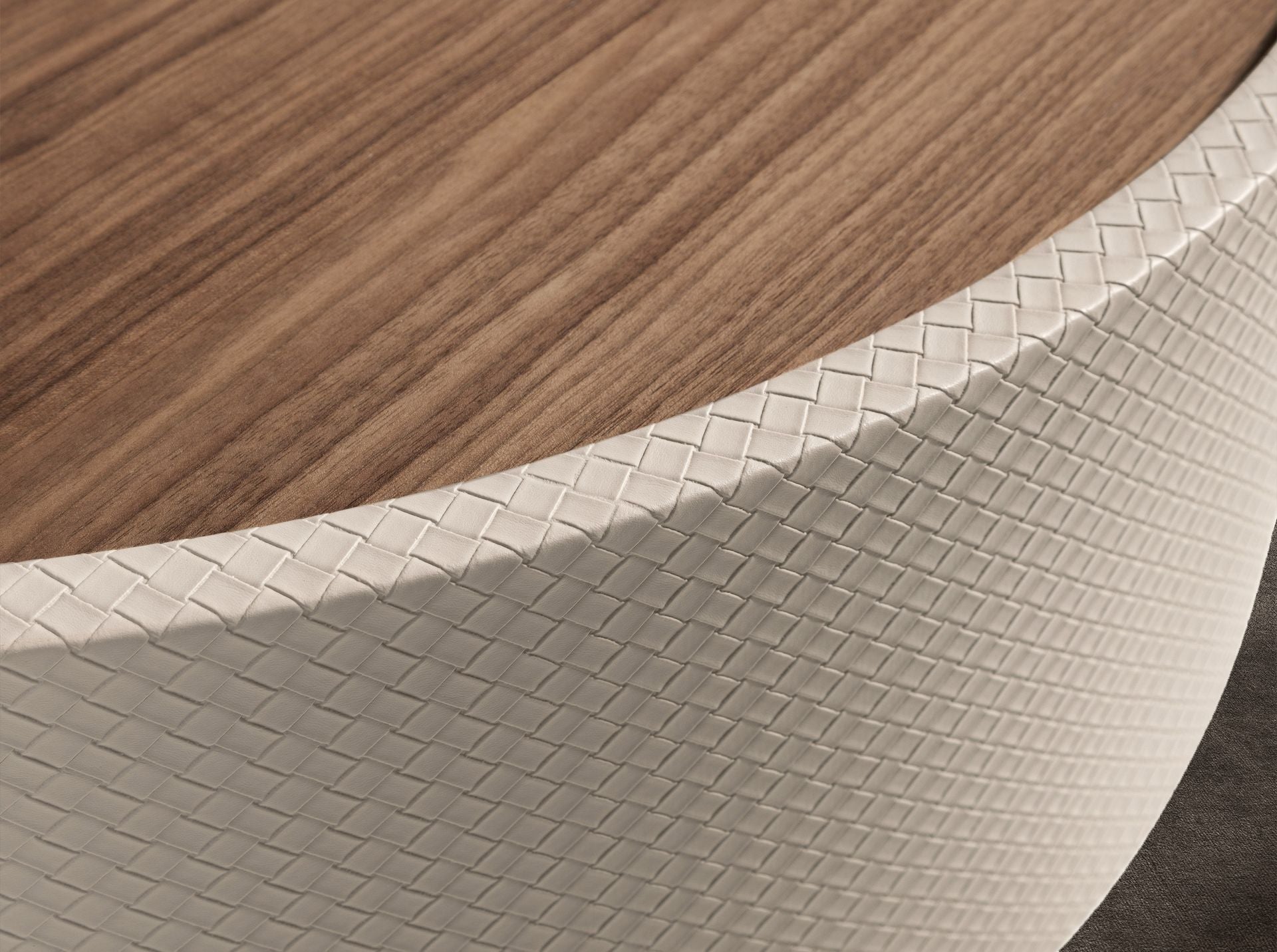 Tavolino da caffè rotondo in noce e legno rivestito in similpelle color sabbia