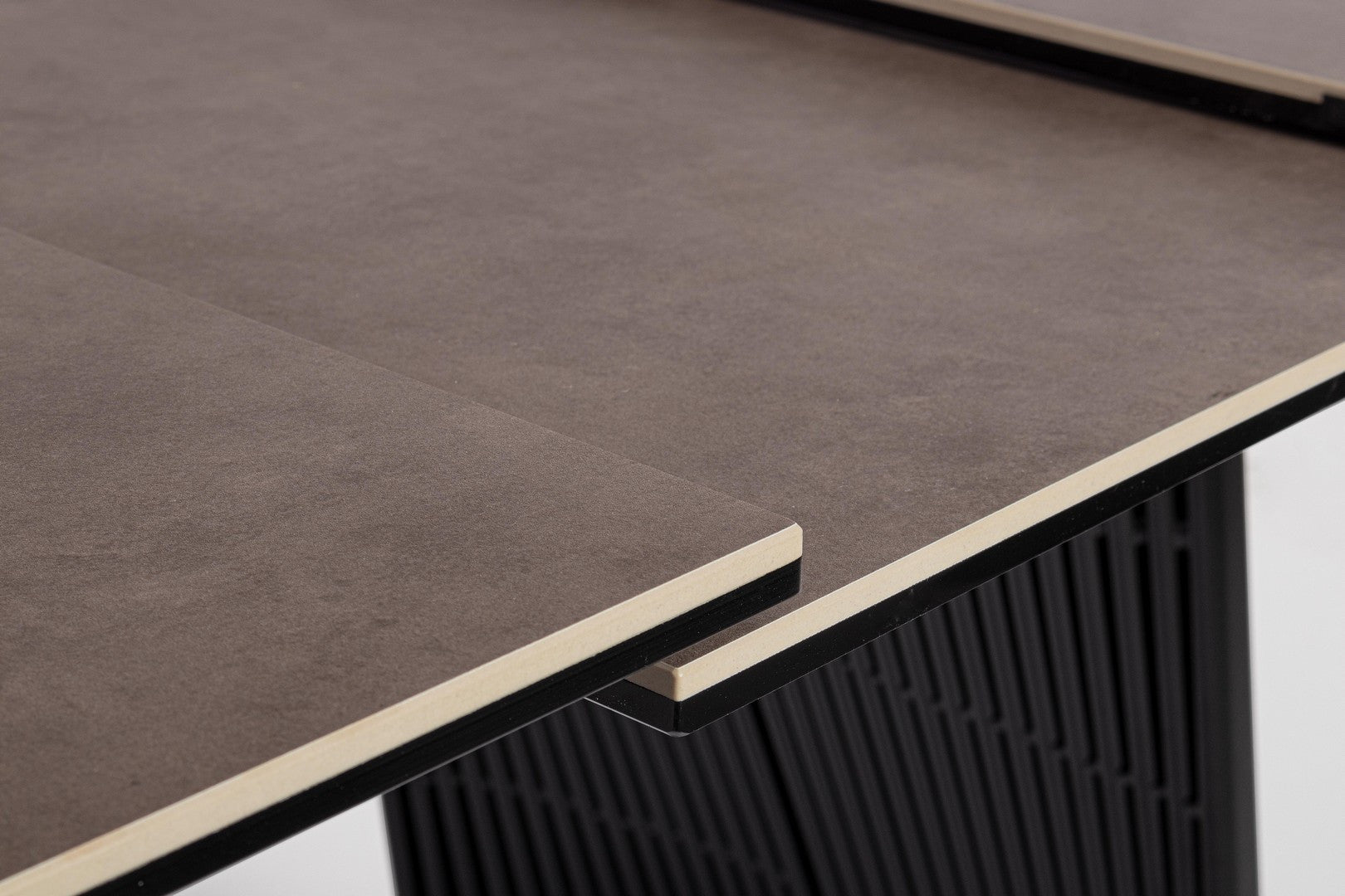 Tavolo allungabile in ceramica con gambe in acciaio 180-220x90 cm