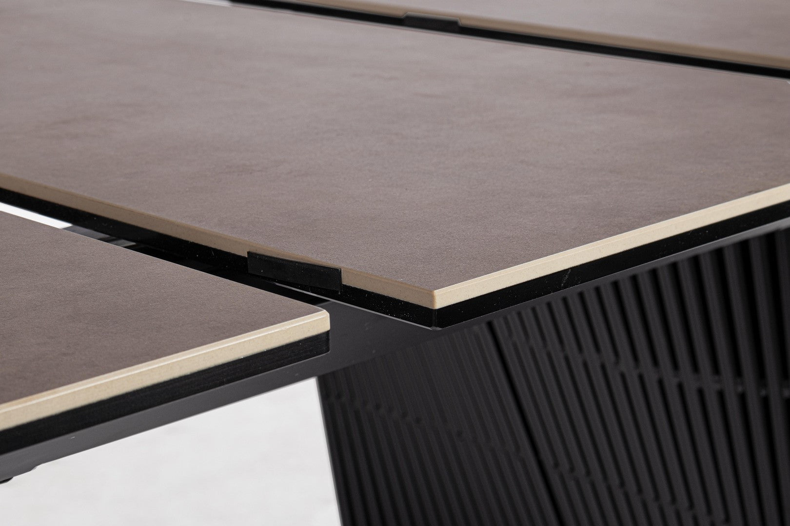Tavolo allungabile in ceramica con gambe in acciaio 180-220x90 cm