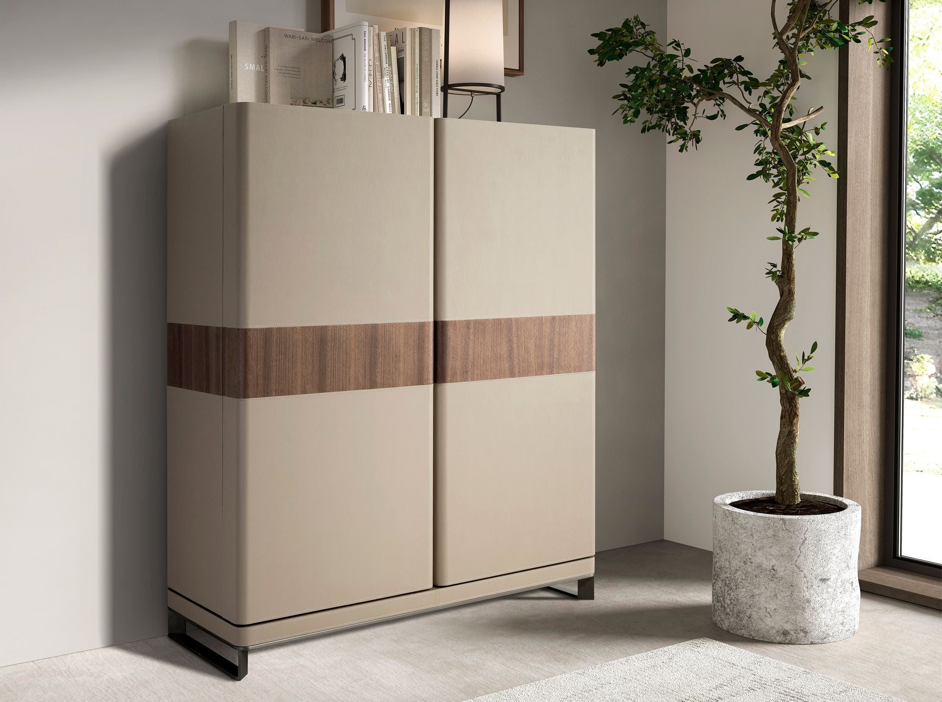 Credenza alta in similpelle, noce e acciaio lucido