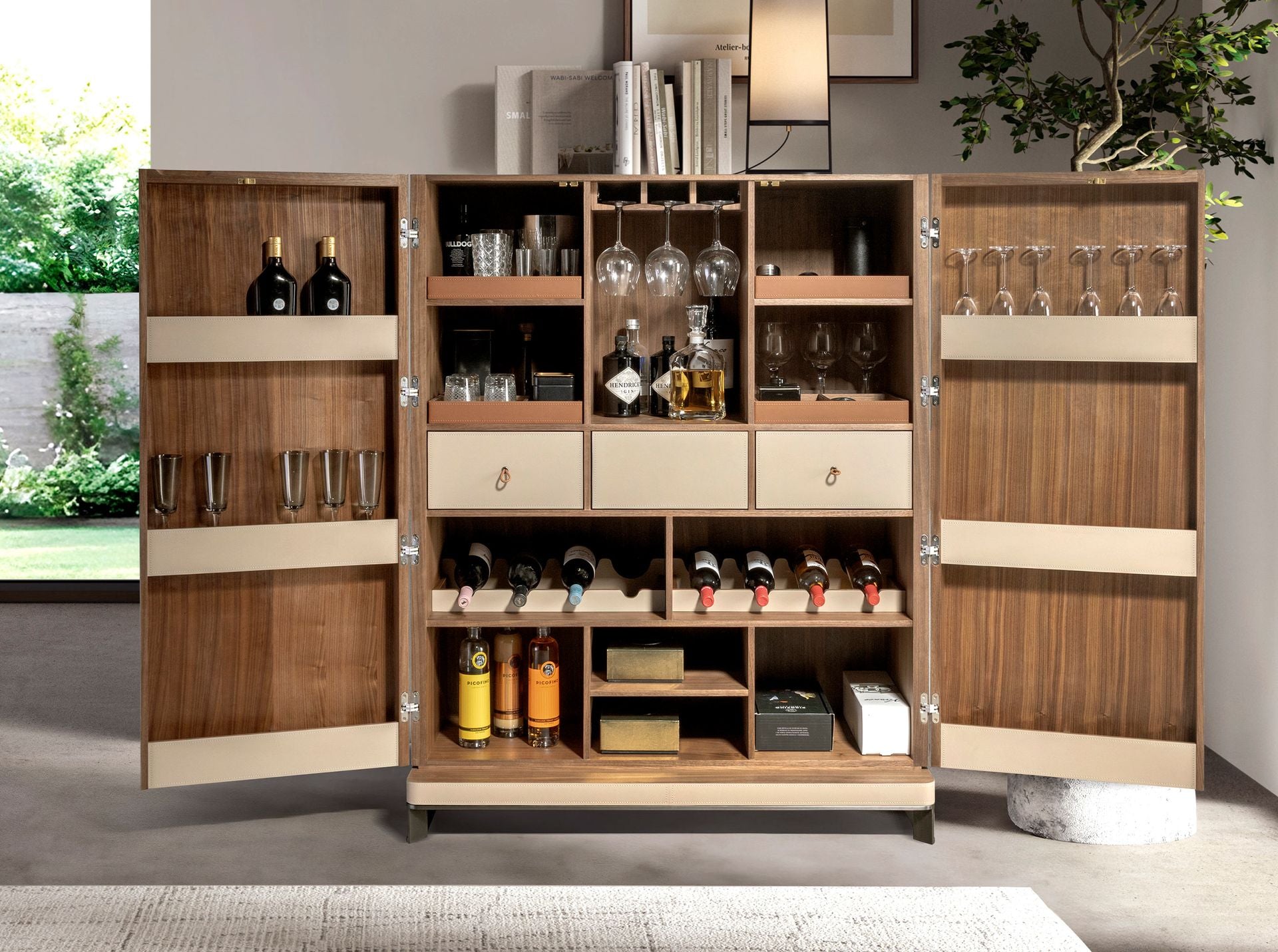 Credenza alta in similpelle, noce e acciaio lucido
