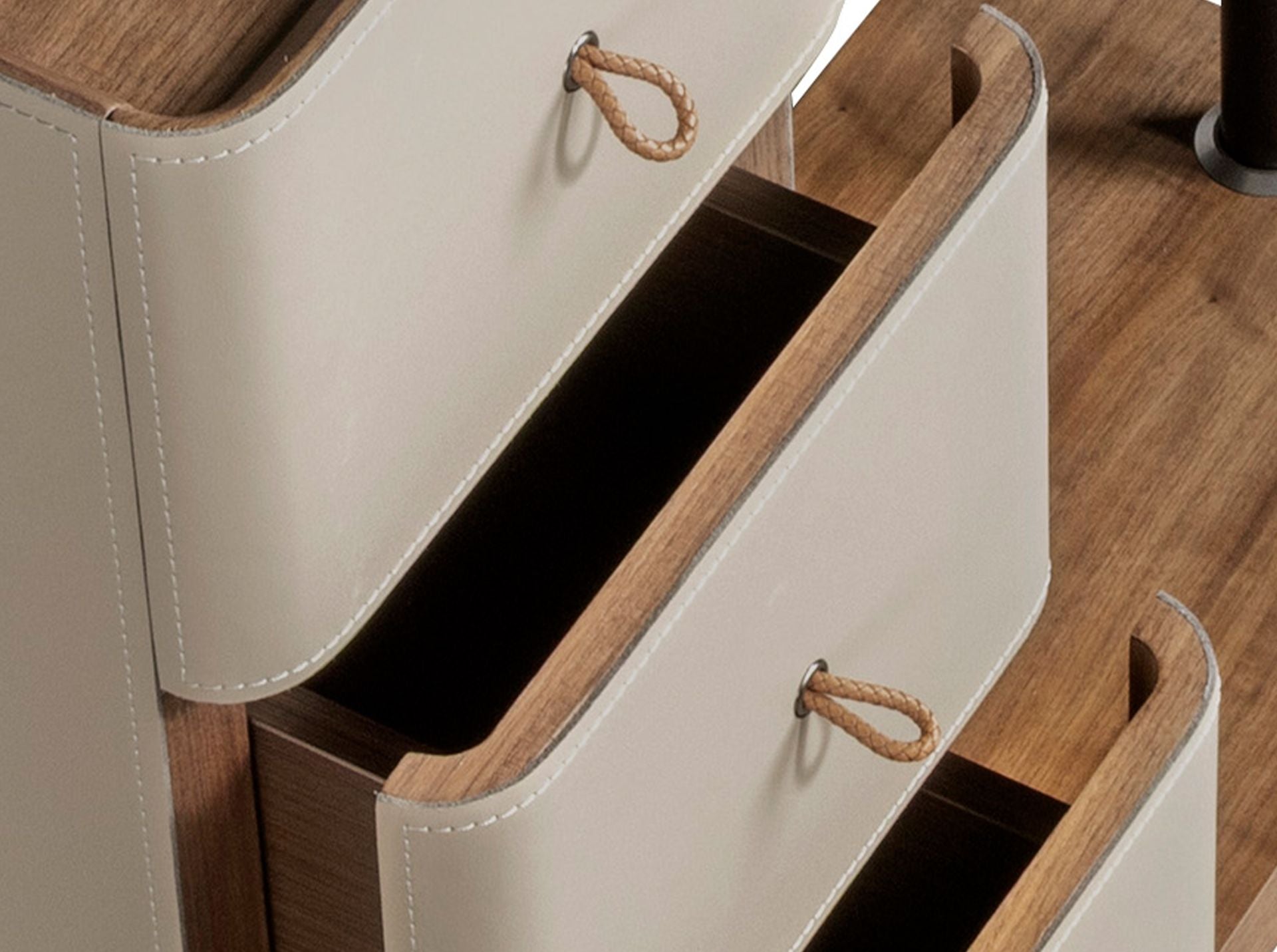 Appendiabiti in similpelle visone, noce e acciaio nero con specchio