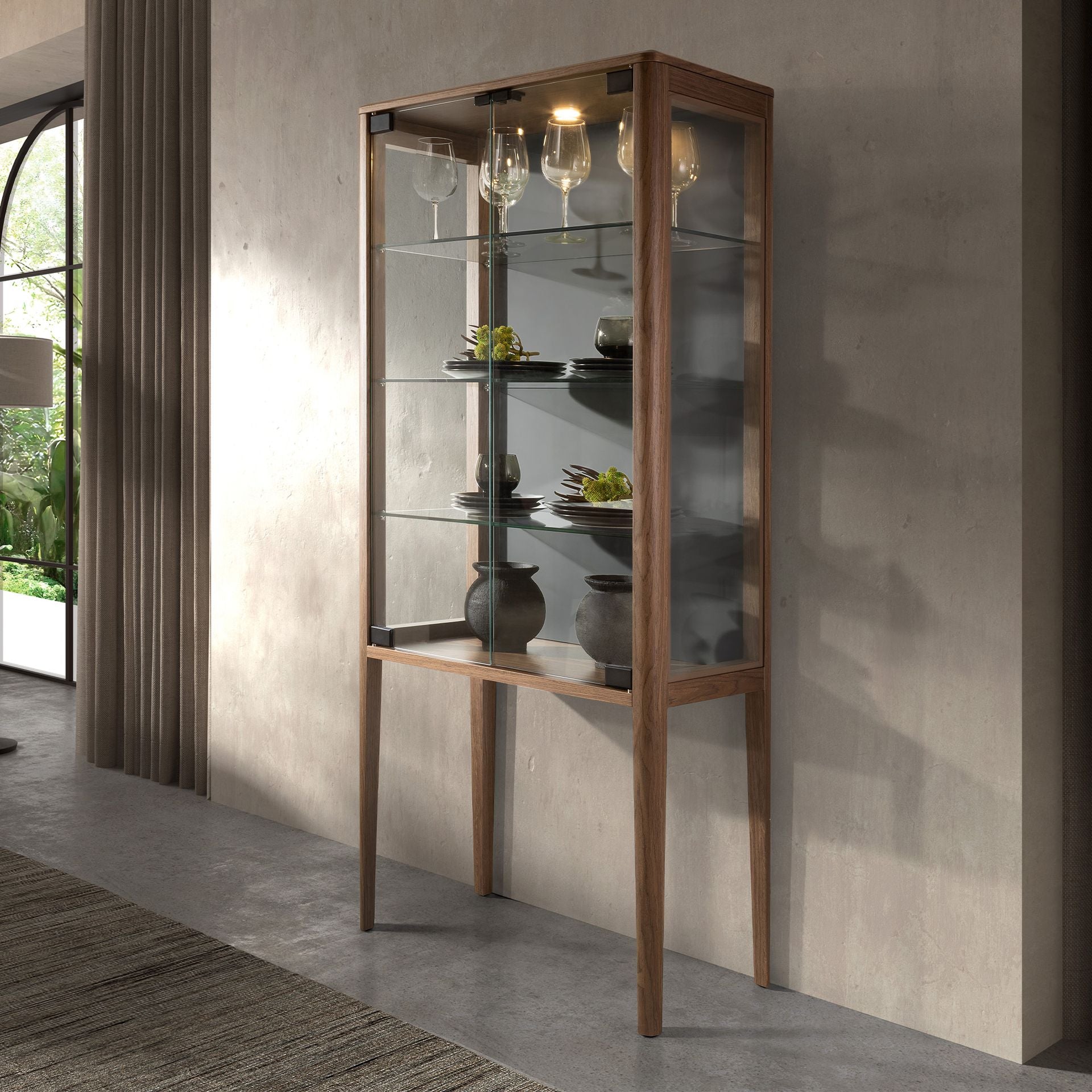 Credenza alta in vetro temperato e noce con illuminazione interna