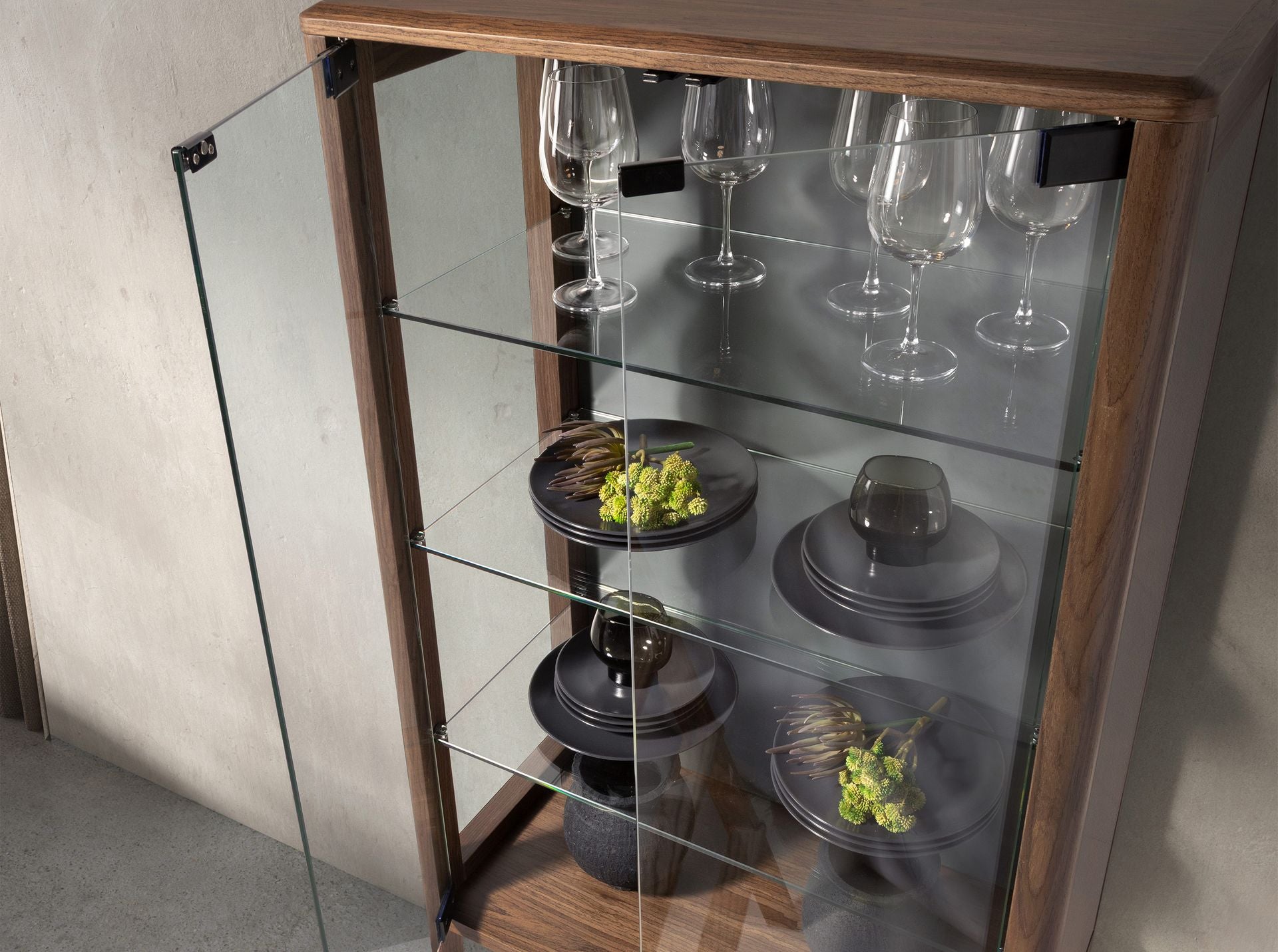 Credenza alta in vetro temperato e noce con illuminazione interna
