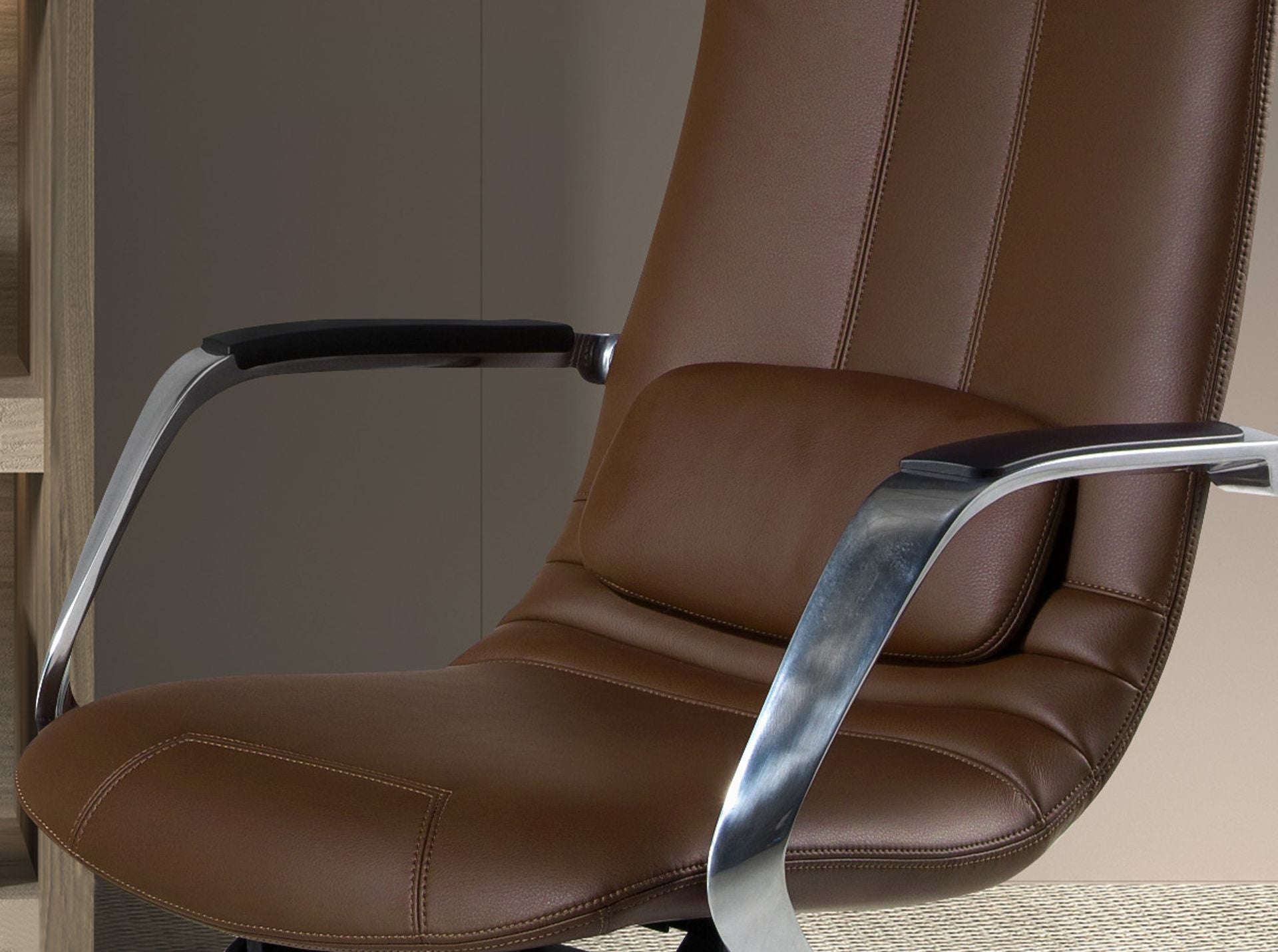 Sedia girevole da ufficio in similpelle marrone