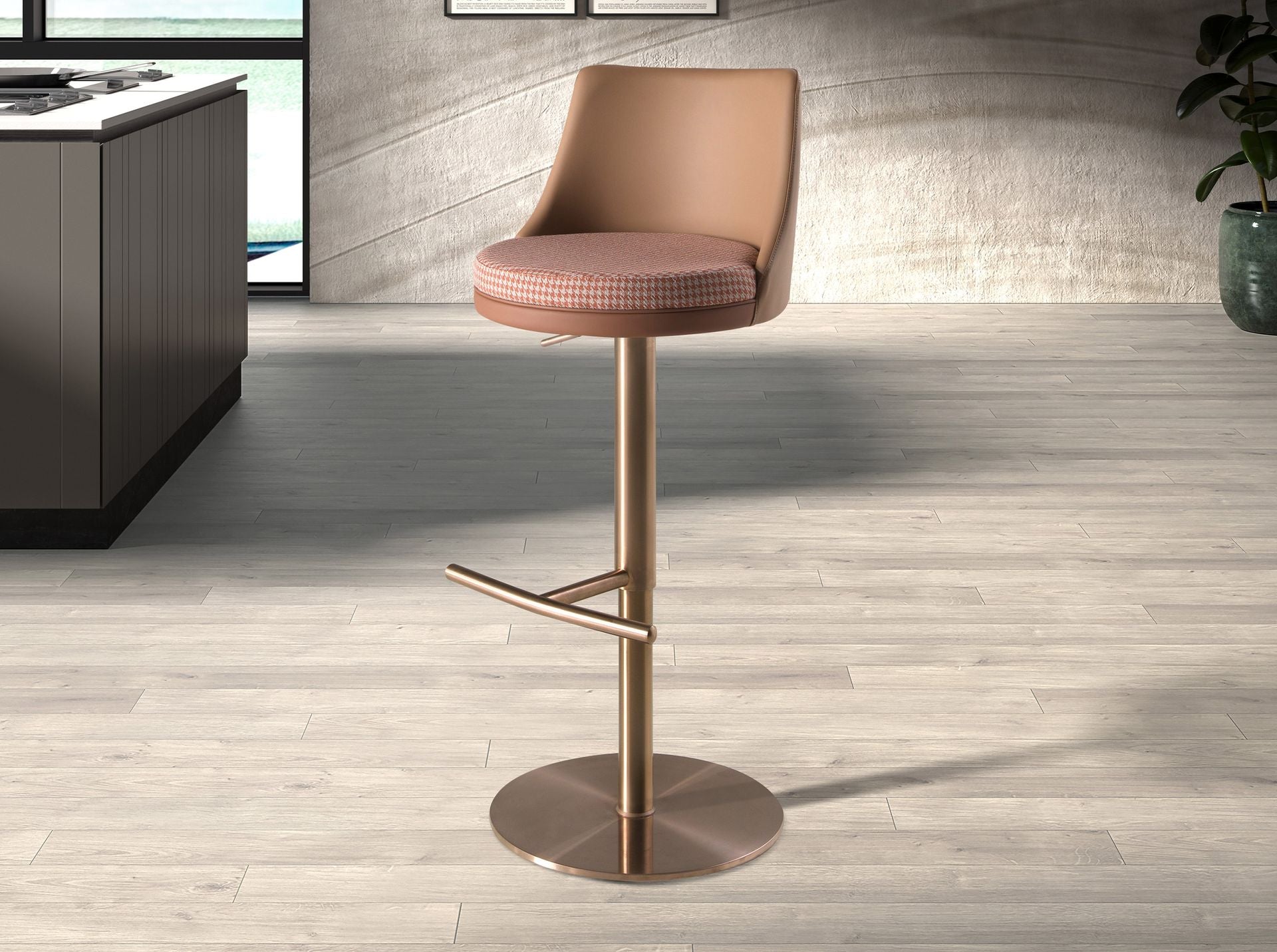 Sgabello girevole in tessuto marrone terracotta e beige e similpelle marrone