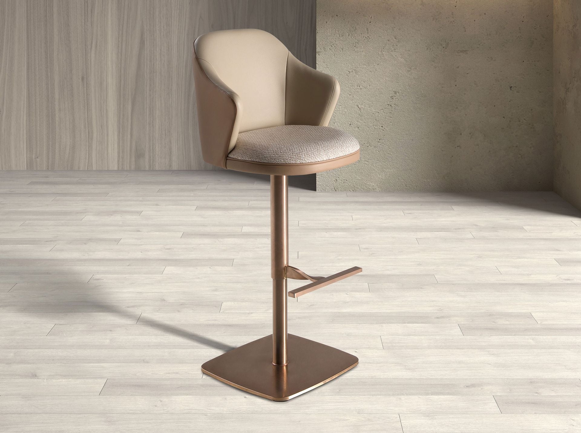 Sgabello girevole in tessuto crema screziato e similpelle marrone