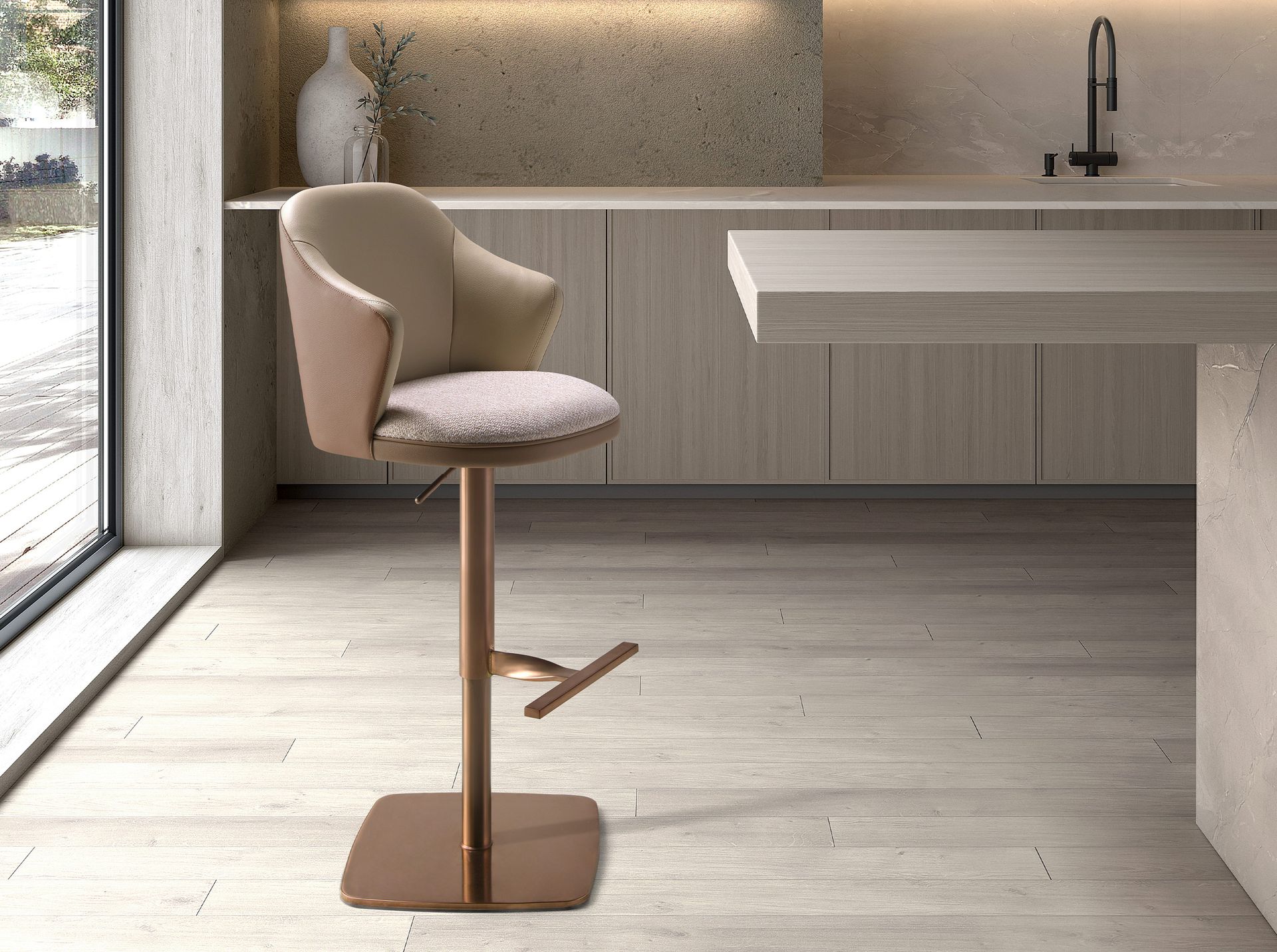 Sgabello girevole in tessuto crema screziato e similpelle marrone