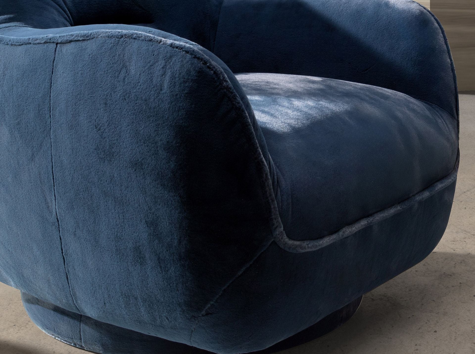 Poltrona girevole in velluto blu scuro